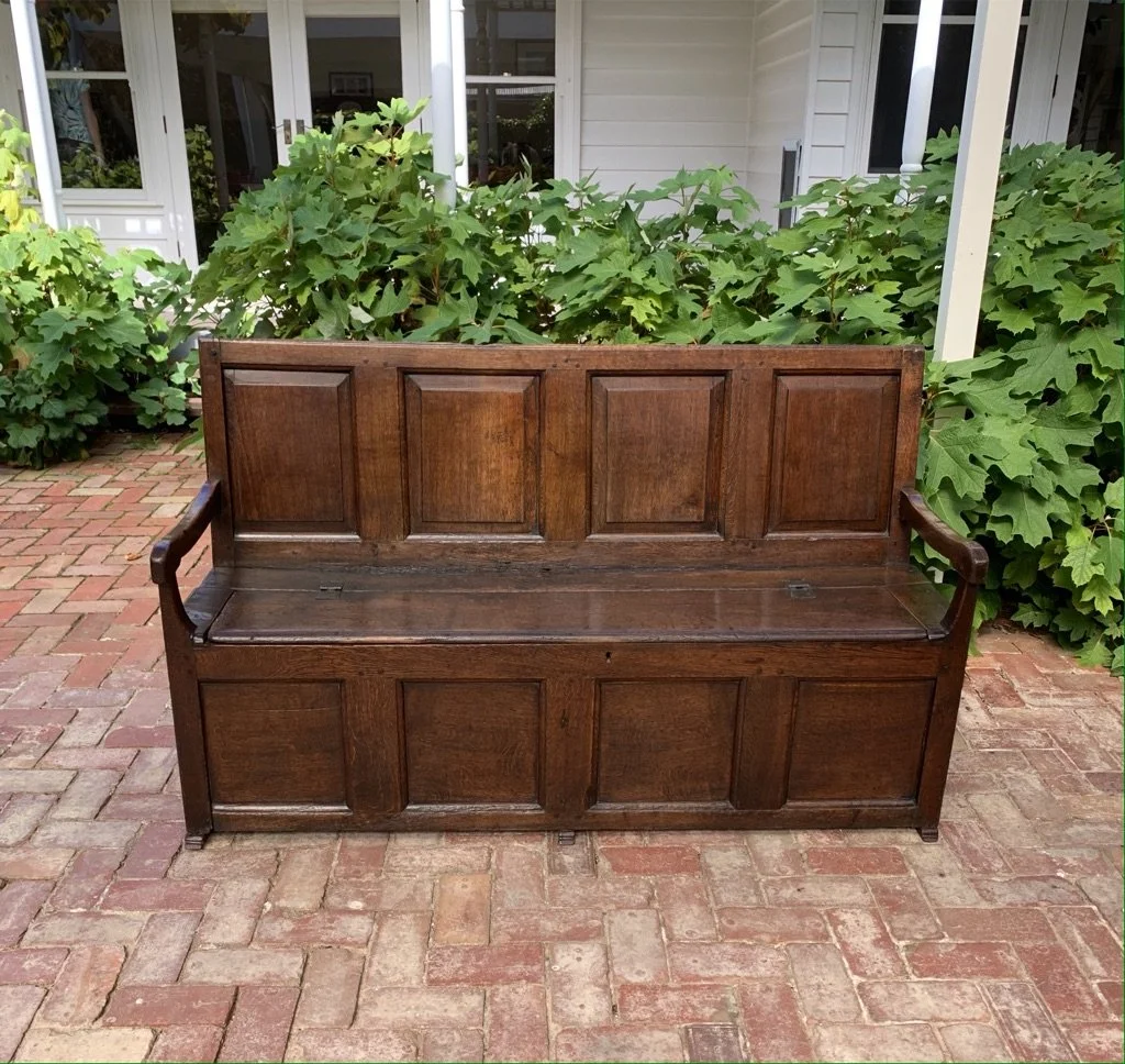 Antique English oak box settle front elevation four-panel base five-panel back circa 1680-1720