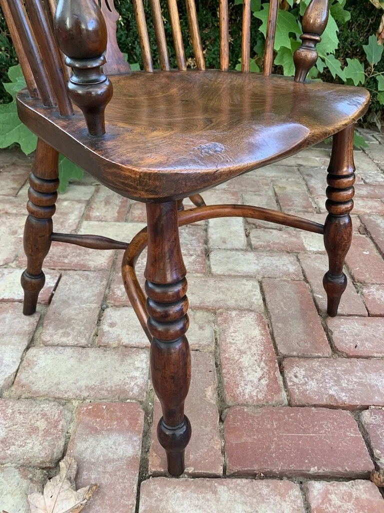 Georgian Windsor chair elm saddle seat crinoline stretcher turned legs, English antique c.1840
