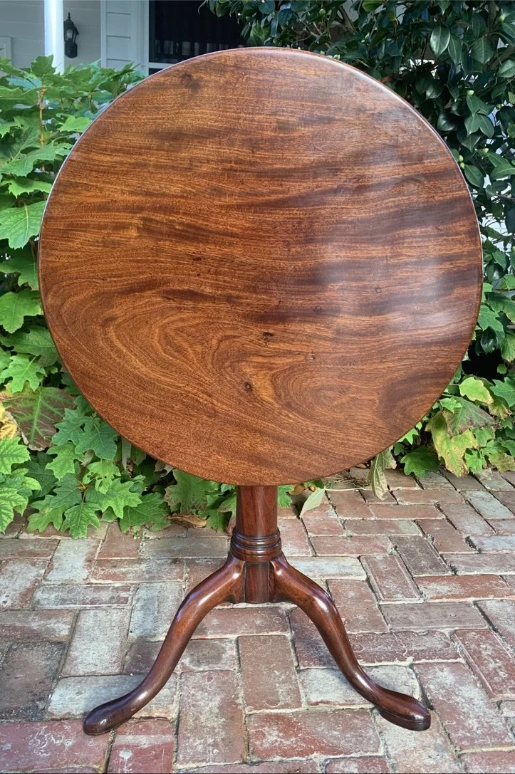 George III mahogany wine table, tilted circular top showing single-plank figure, tripod cabriole base, English antique c.1770-1790