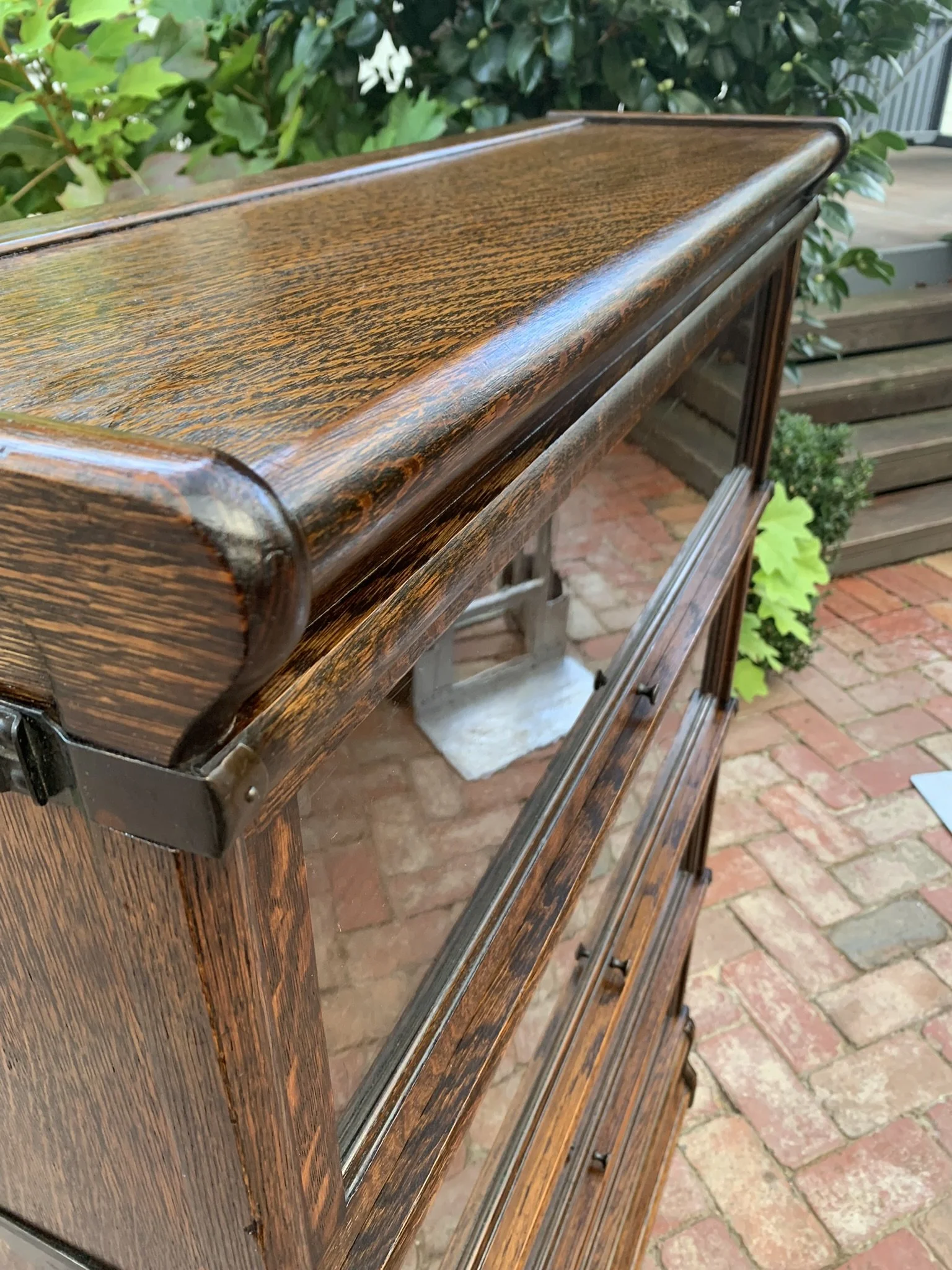Detail of quarter-sawn oak and glass door, antique Globe-Wernicke barrister bookcase, English c.1910 library furniture
