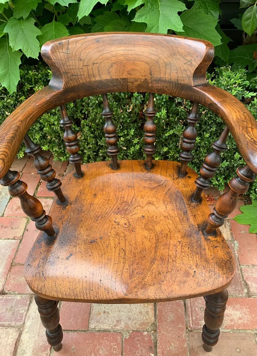 19th Century English Elm Smoker’s Bow Armchair, Antique Office Chair with Thick Saddle Seat and Turned Baluster Spindles