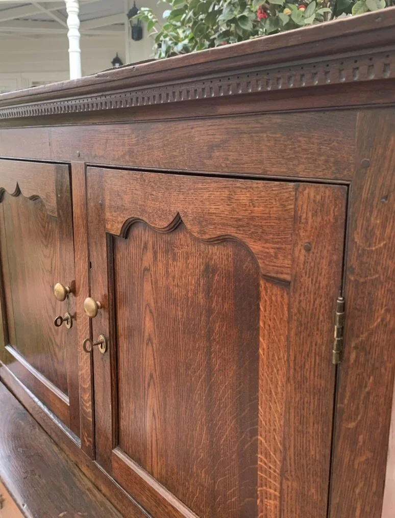 18th century Welsh oak cwpwrdd deuddarn cupboard, dentil cornice and scalloped fielded door panel with brass knob detail