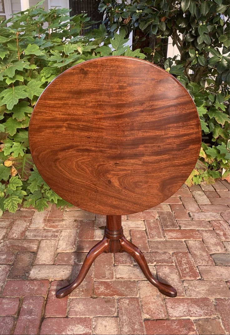 George III mahogany wine table, tilted circular top showing single-plank figure, tripod cabriole base, English antique c.1770-1790