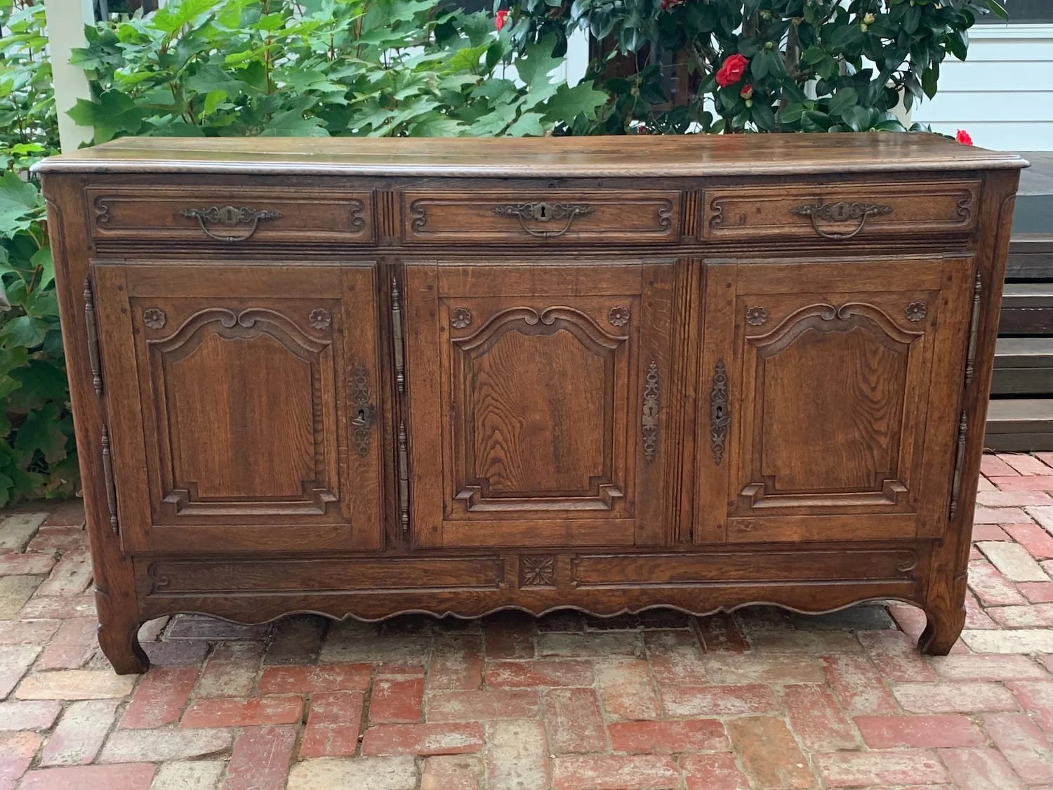 Antique French provincial oak buffet enfilade, c.1740-1760, front view showing serpentine apron and turned mullion pilasters
