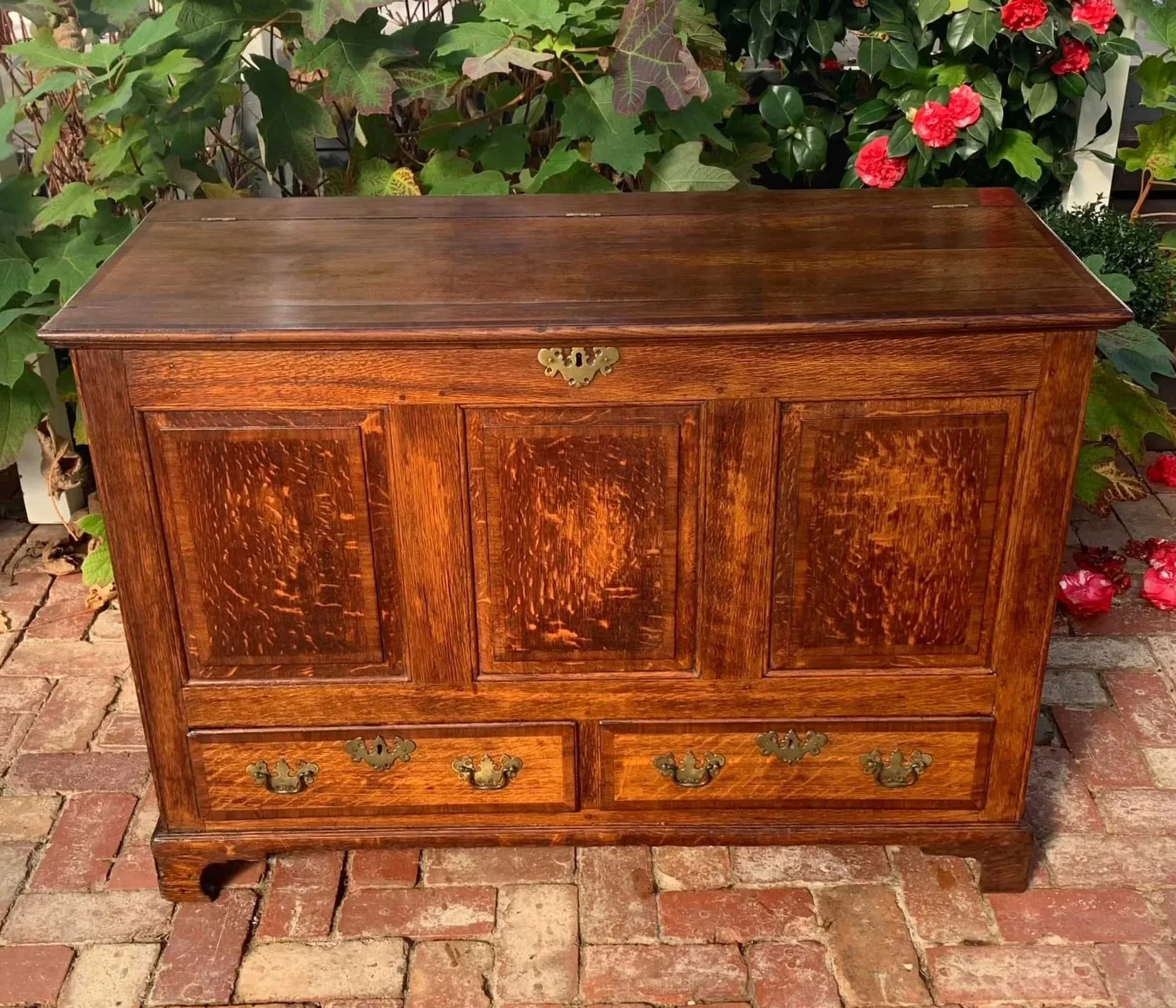 Georgian oak mule chest c.1800, mahogany crossbanded top, three fielded panels, brass hardware