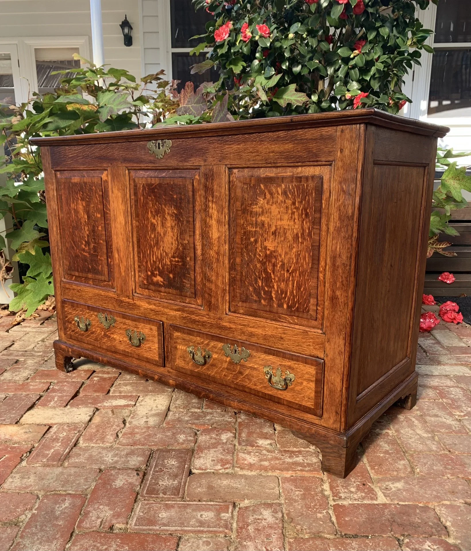 Antique Georgian oak mule chest with two slipper drawers, mahogany crossbanding, original brass hardware