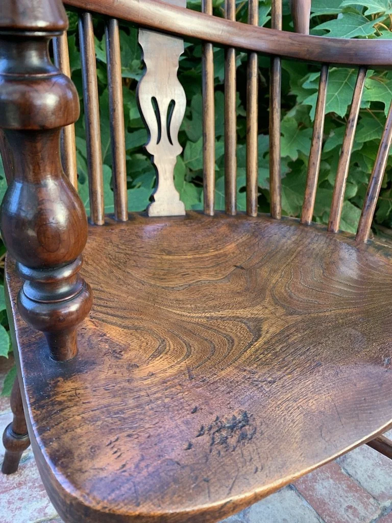 Antique English Windsor chair pierced splat elm figured seat, Georgian period c.1800–1830