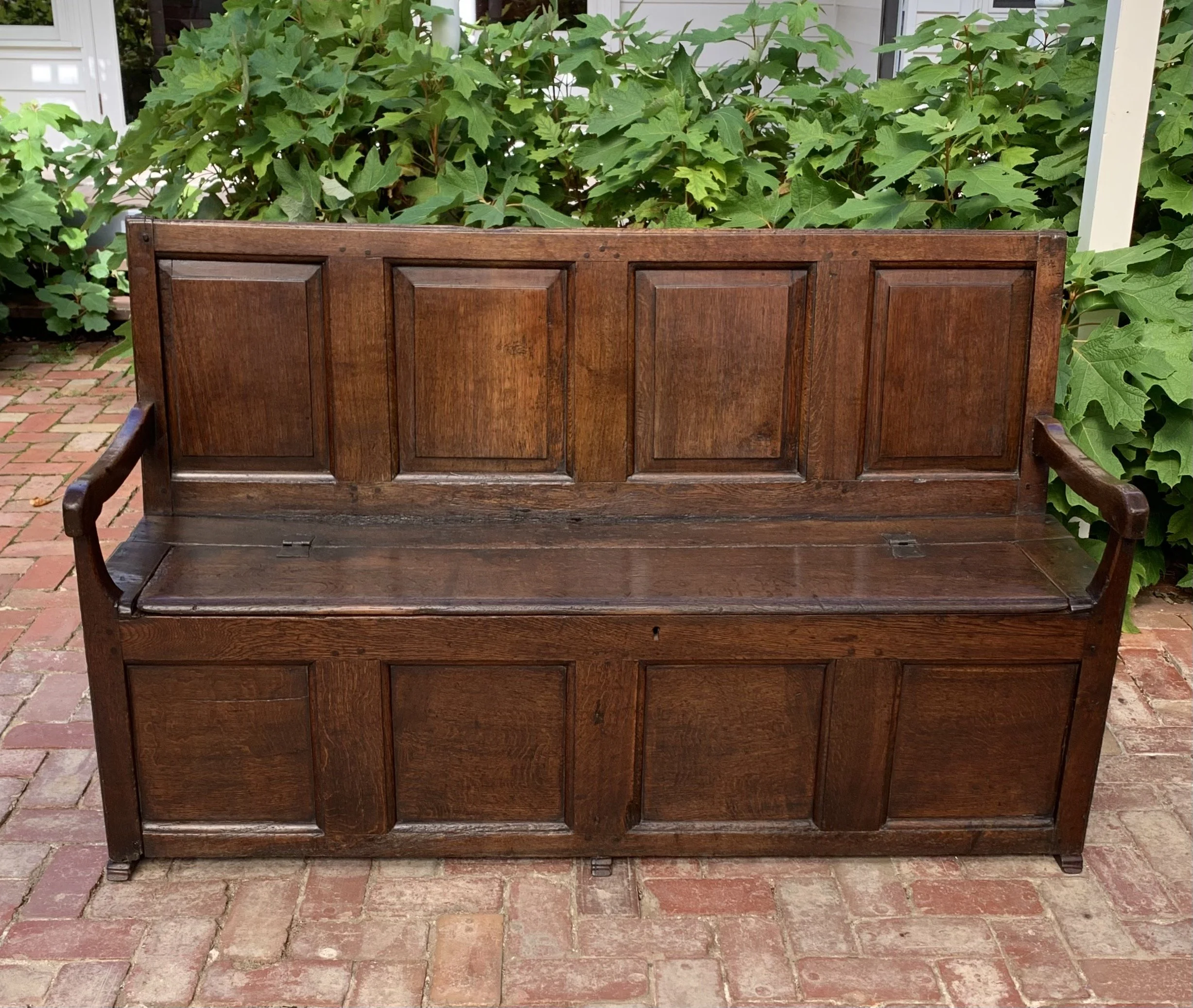 Provincial Welsh oak box settle C.1720 