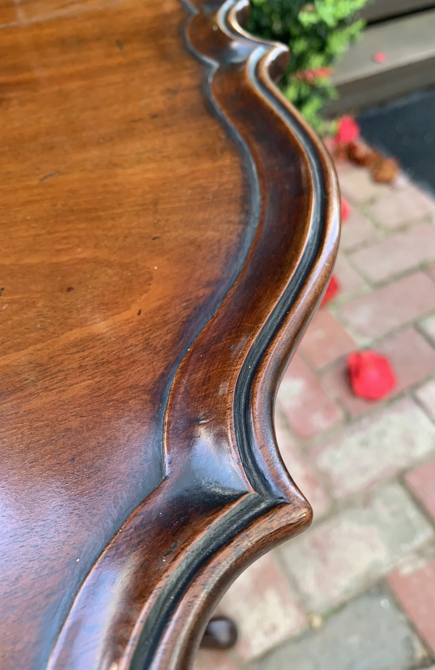 Detail scalloped pie crust rim Georgian mahogany antique tripod table edge carving