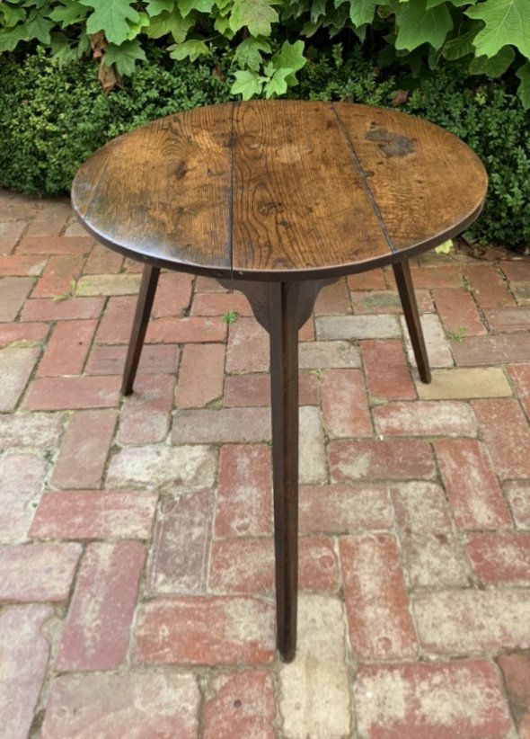 Antique oak cricket table rear view three-legged form oval top Georgian period c.1780