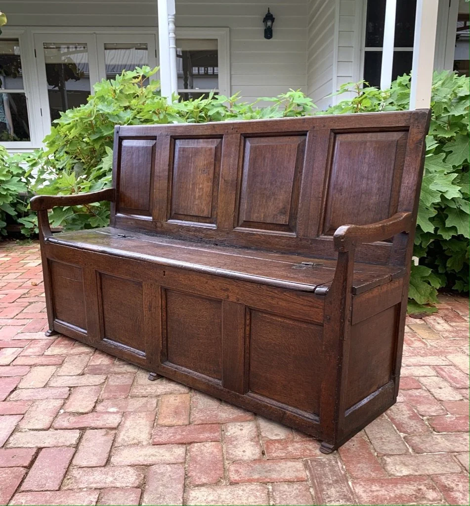 English provincial oak box settle circa 1700 three-quarter view right side sledge feet