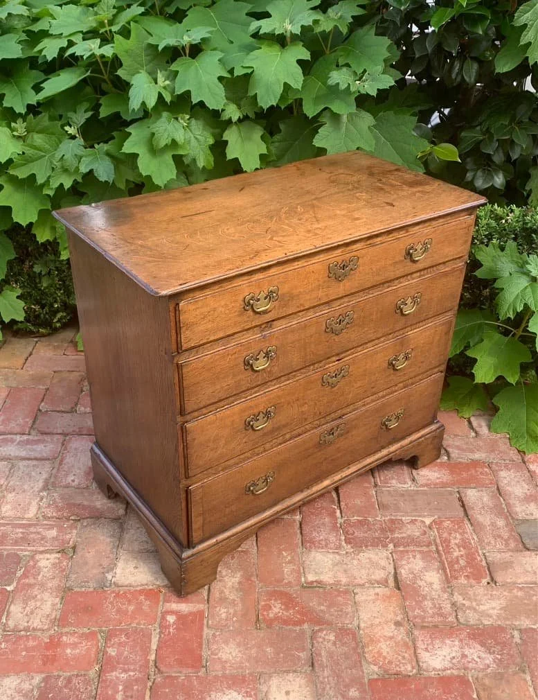 Georgian oak four drawer chest C.1770-1800, antique chest of drawers with moulded top, bracket feet and batwing brasses