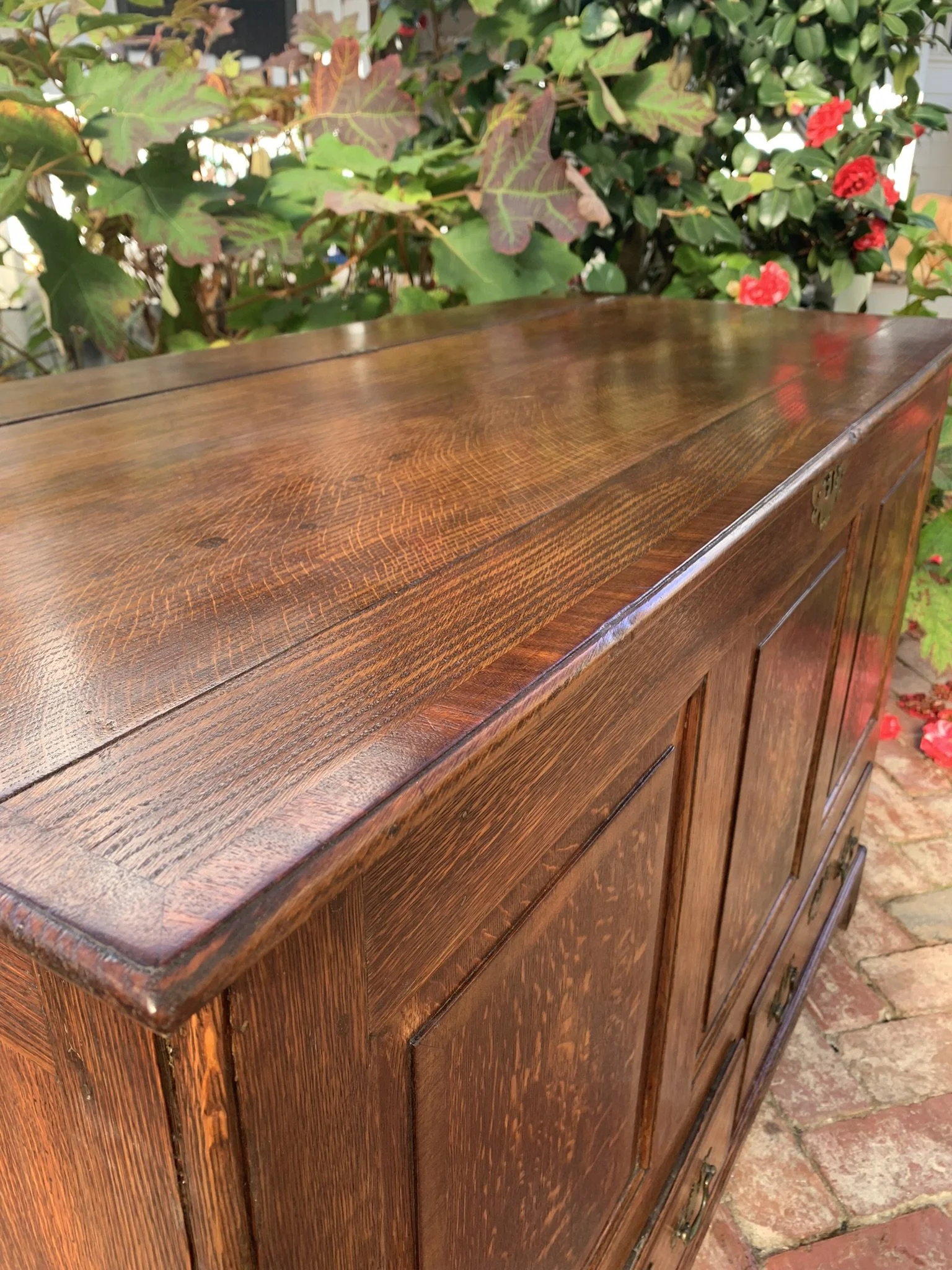 Antique oak mule chest detail, mahogany crossbanded top and drawer front, quarter-sawn oak grain close-up