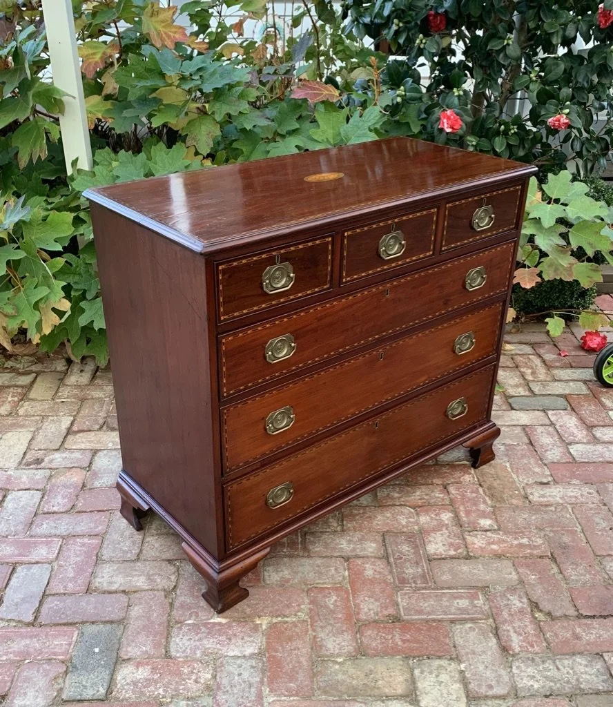 Georgian mahogany chest of drawers with sheraton inlays, brass hardware and ogee bracket feet C.1790