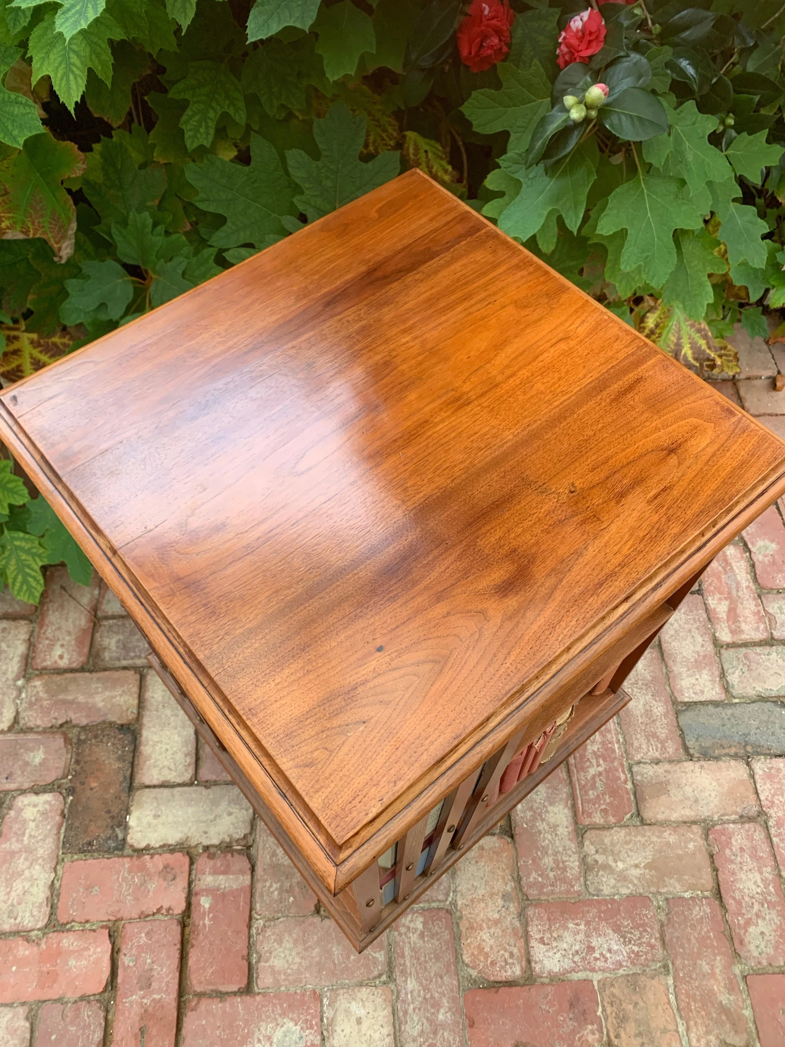 Walnut top Edwardian revolving bookcase c.1910 grain detail moulded edge
