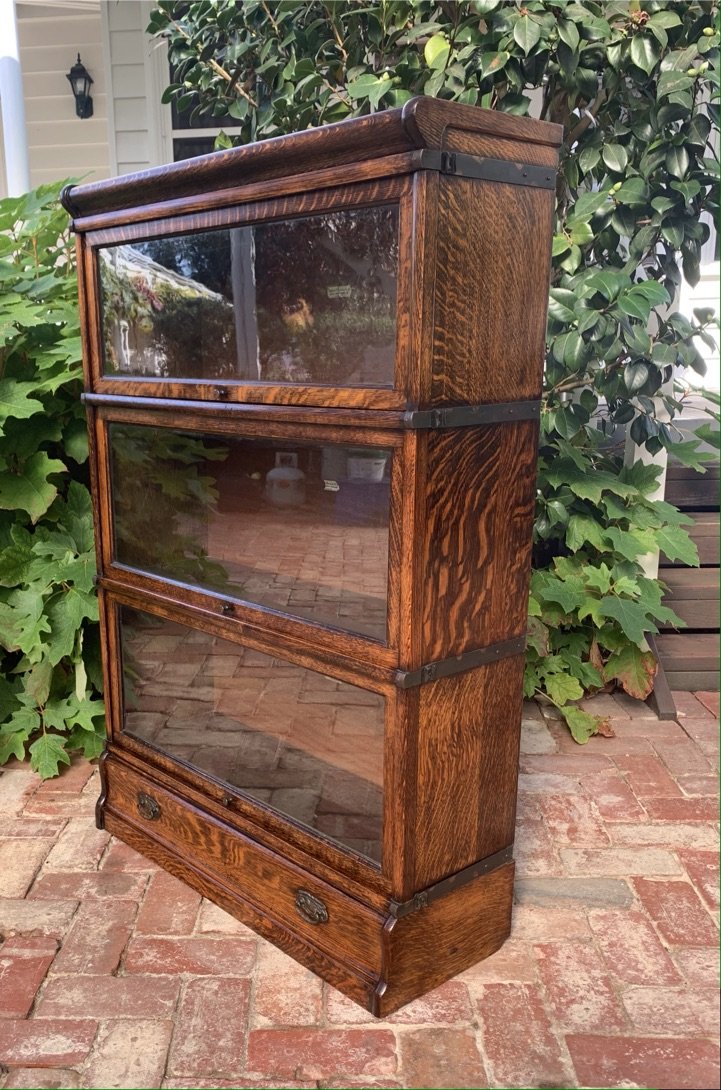 Antique Globe Wernicke three-section quartersawn oak barrister's bookcase with glazed lift-and-slide doors, English c.1910
