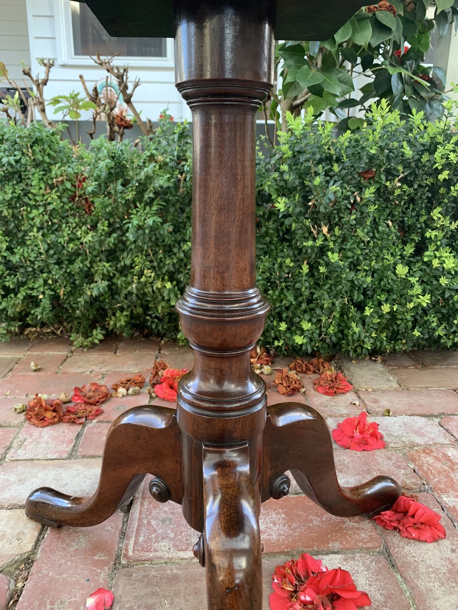 Turned column cabriole tripod legs Georgian mahogany antique tilt-top table base