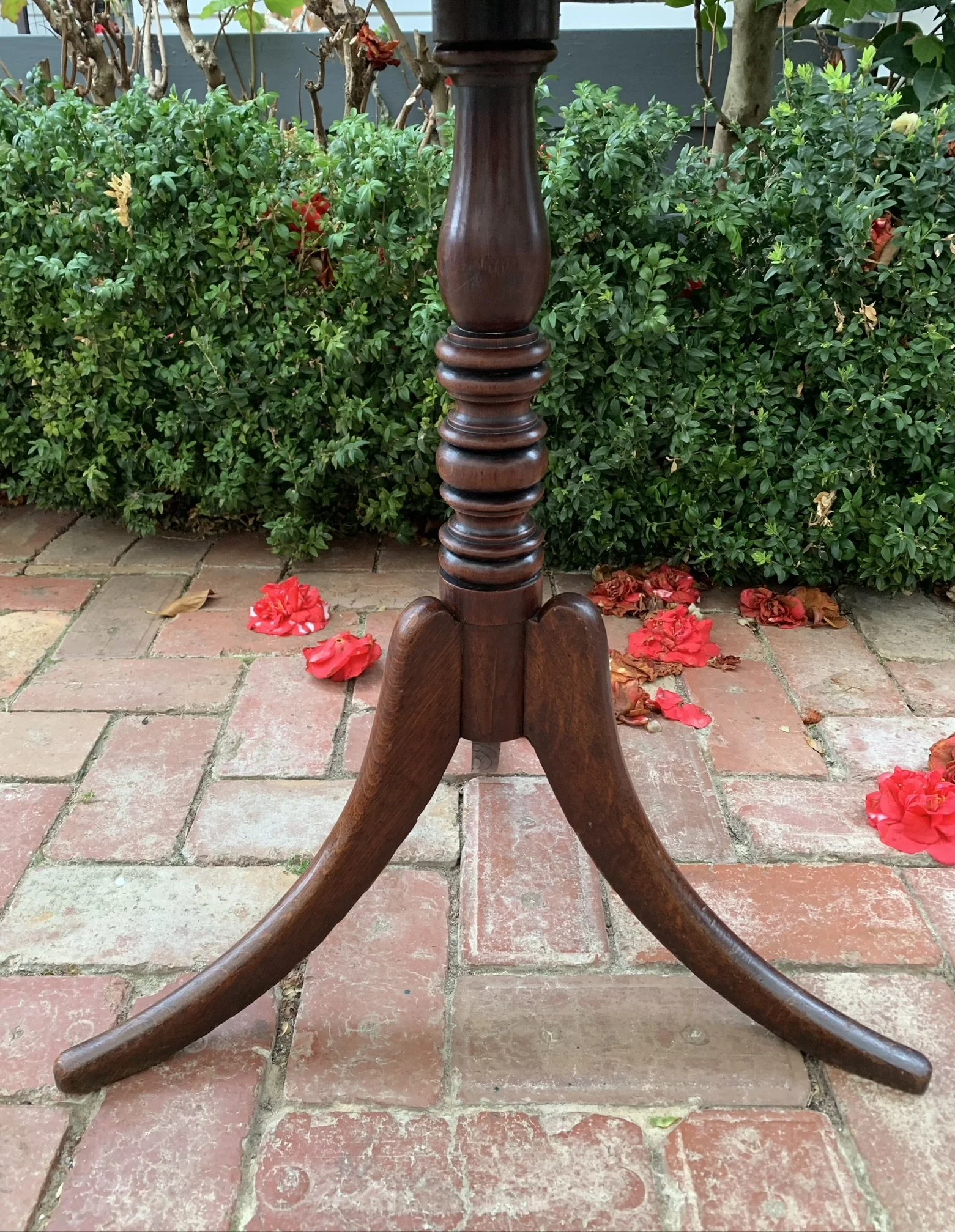 Tripod base of Georgian oak lamp table, turned baluster column and swept legs
