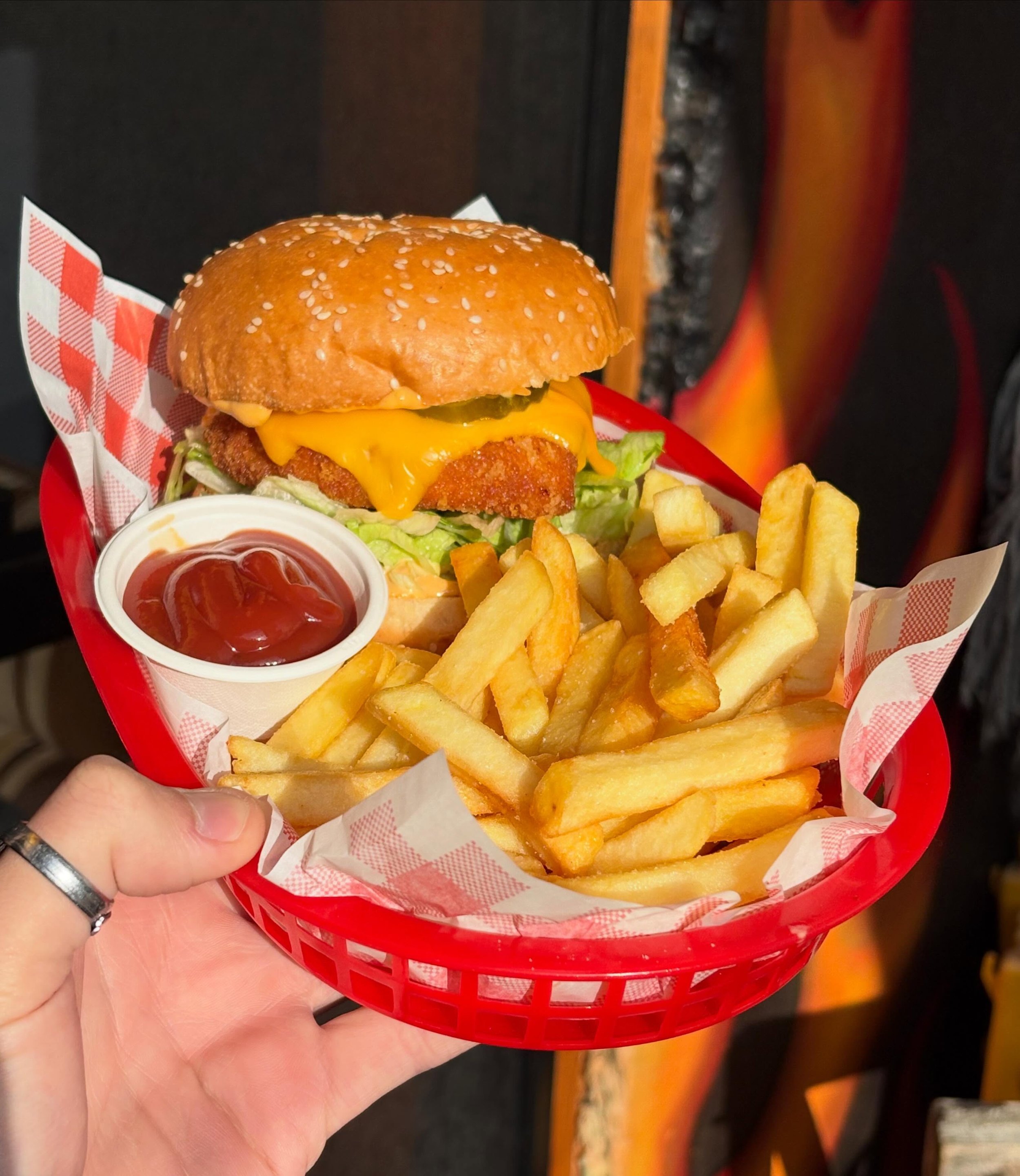 chicken burger in the sun, oh how so heaps yum, wednesday to sunday try one ✅ also this wednesday the cash raffle is at $800 ! BINGO starts at 7pm, prepare for at least like a few dozen numbers 📈