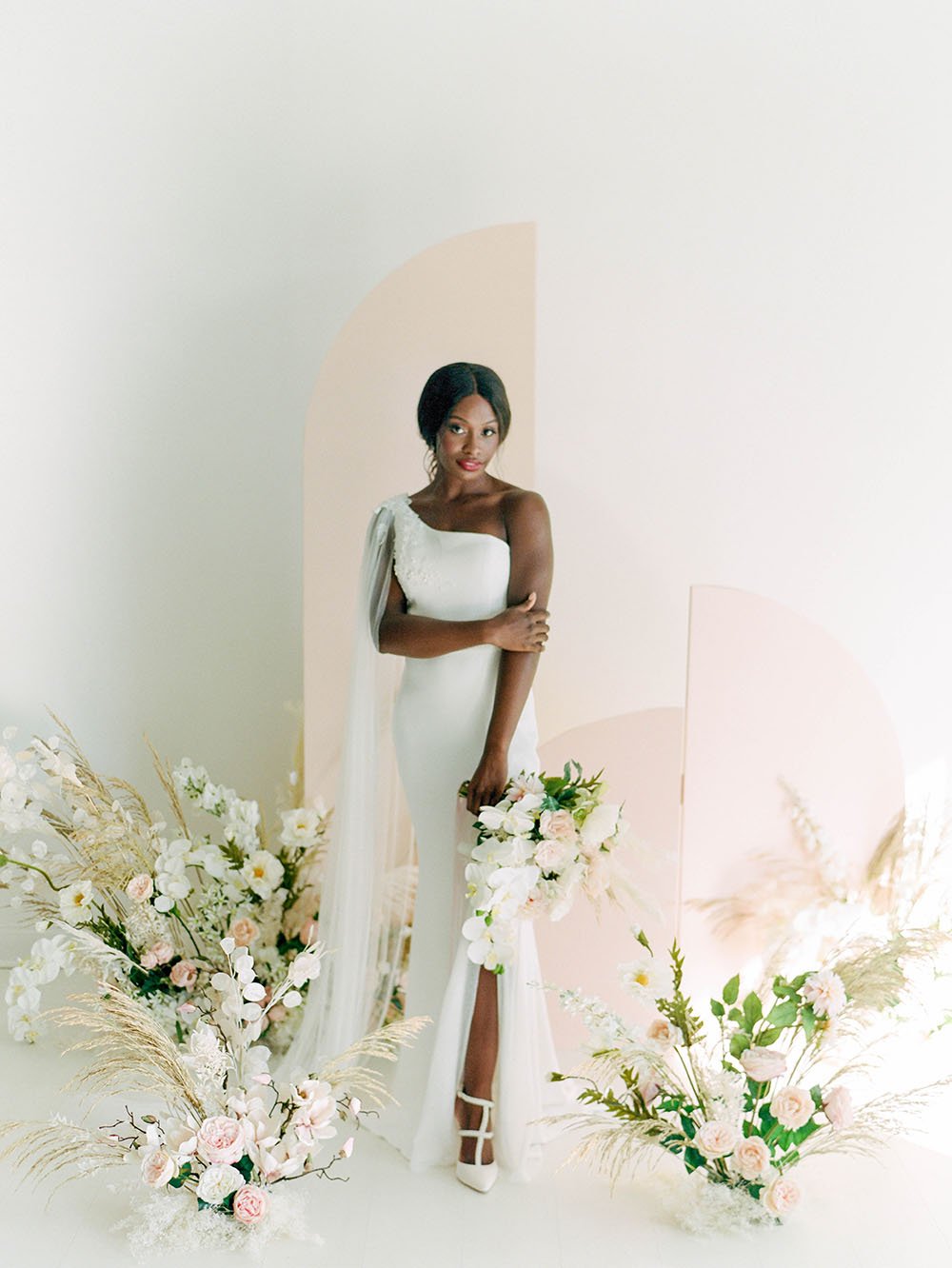 Ruffled Blog: Moderne, minimalistische Hochzeitsinspiration mit geschichteten Pastellfarben