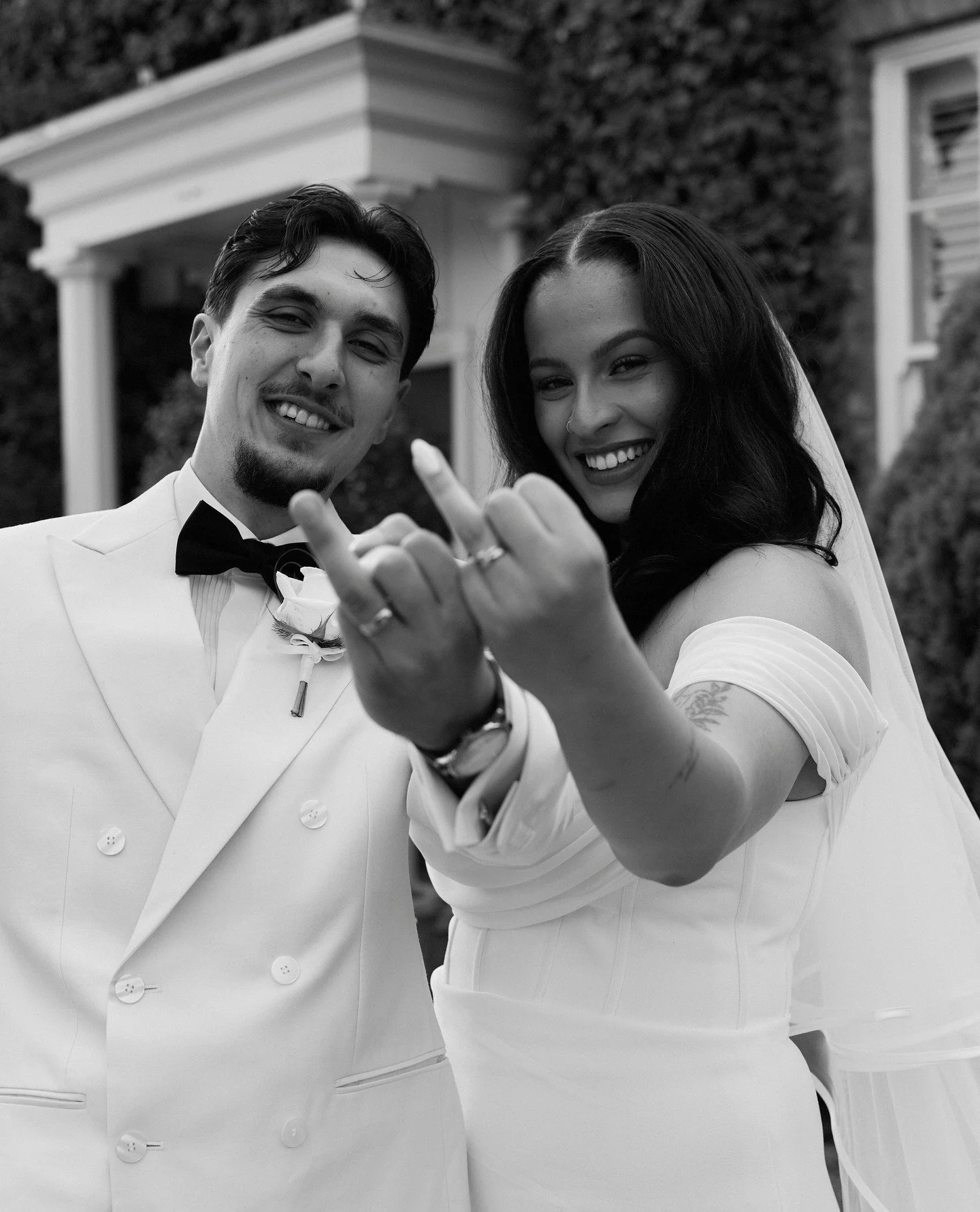 Frischvermählte Energie!⁠
⁠
Wikotoria trägt CZ22891 von @willowandwinterbridal an ihrem besonderen Tag. ⁠
⁠
Fotograf: @amina.weddingphotography⁠
Boutique: @thewhiteweddinghouse