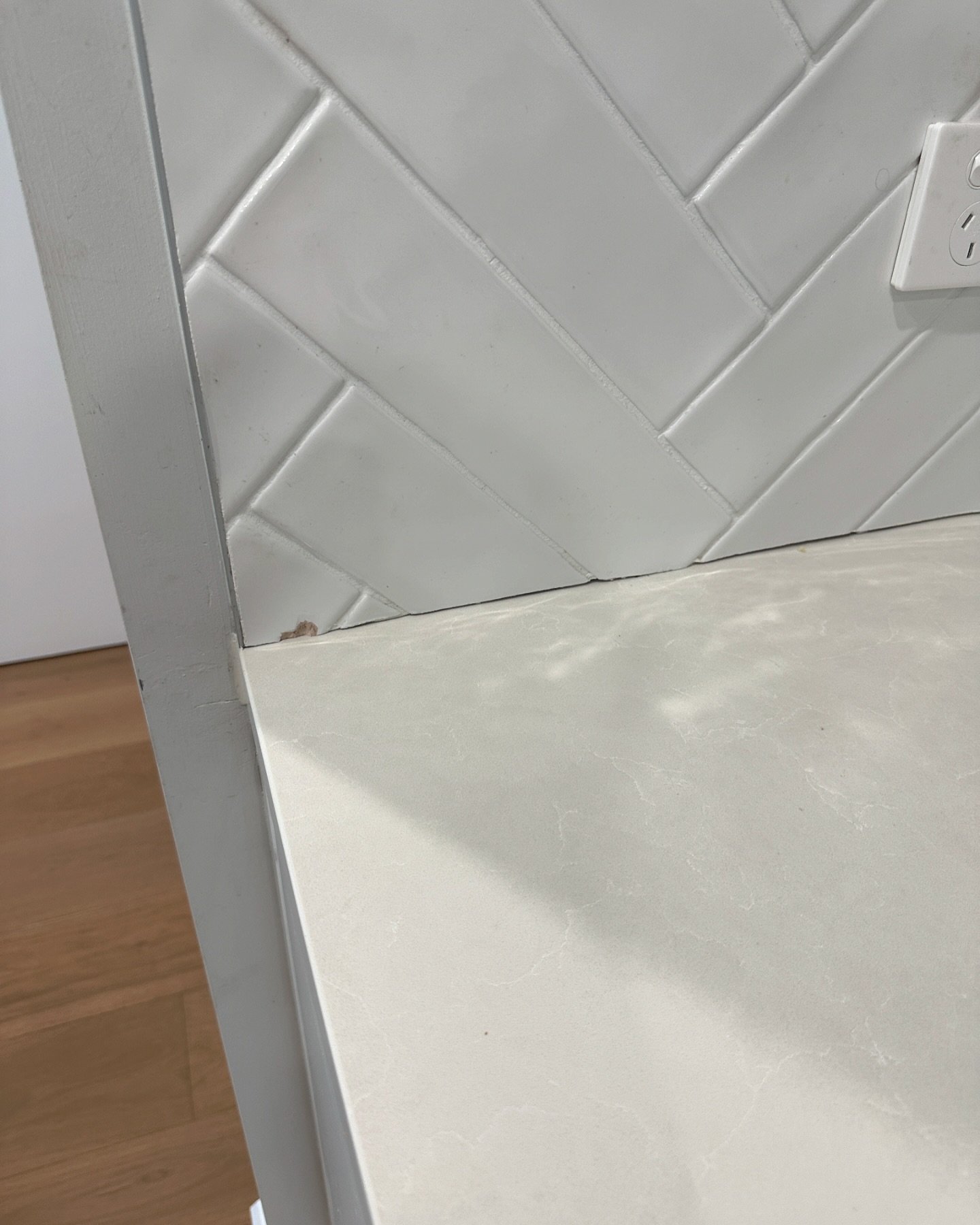 Today we got this chipped tile repaired. Finishing of the defects to this home! 

#simplefix #simplefixrepair #simplefixrepairs #timberrepair #veneerrepair #surfacerepair #surfacerepairspecialists #surfacerepairs #surfacerepairnetwork #surfacerepairs