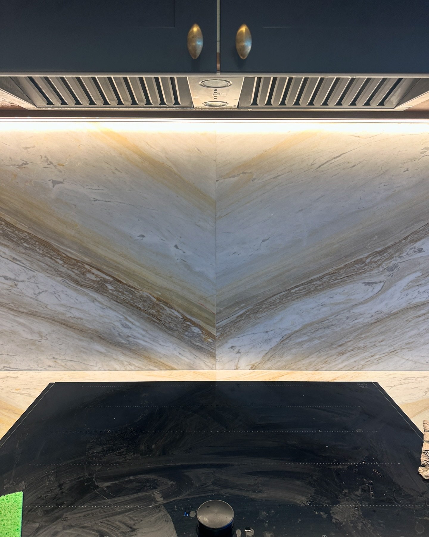 The home owners weren&rsquo;t 100% happy with the book matching on their stone splash back. No stress we will come in and get that fixed right up 👨&zwj;🎨🎨 sometimes it&rsquo;s the small things that make a huge difference to the finished product!

