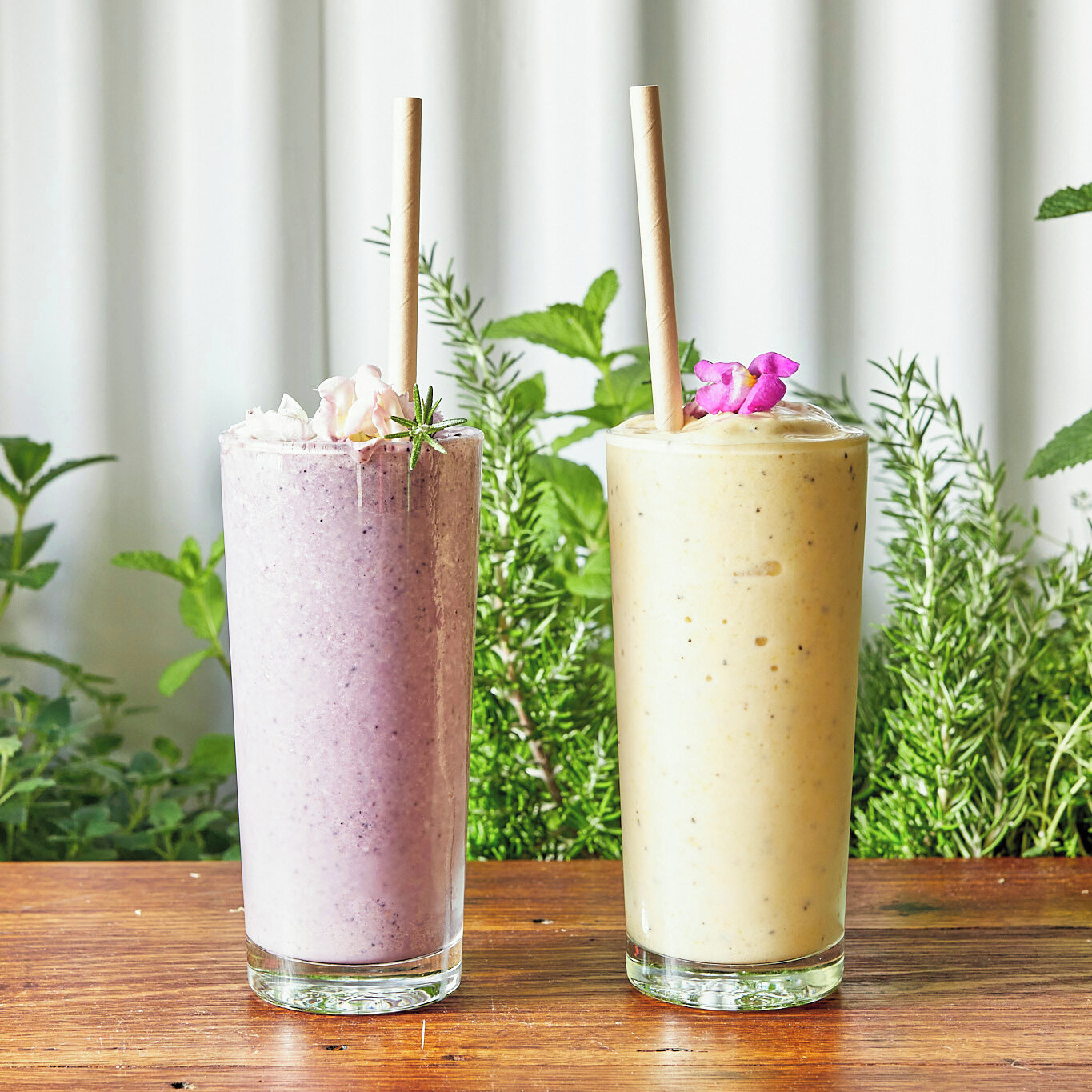 It's officially Summer and that means more smoothies! 🥤 It's basically an unspoken rule, don't you think? 🤔