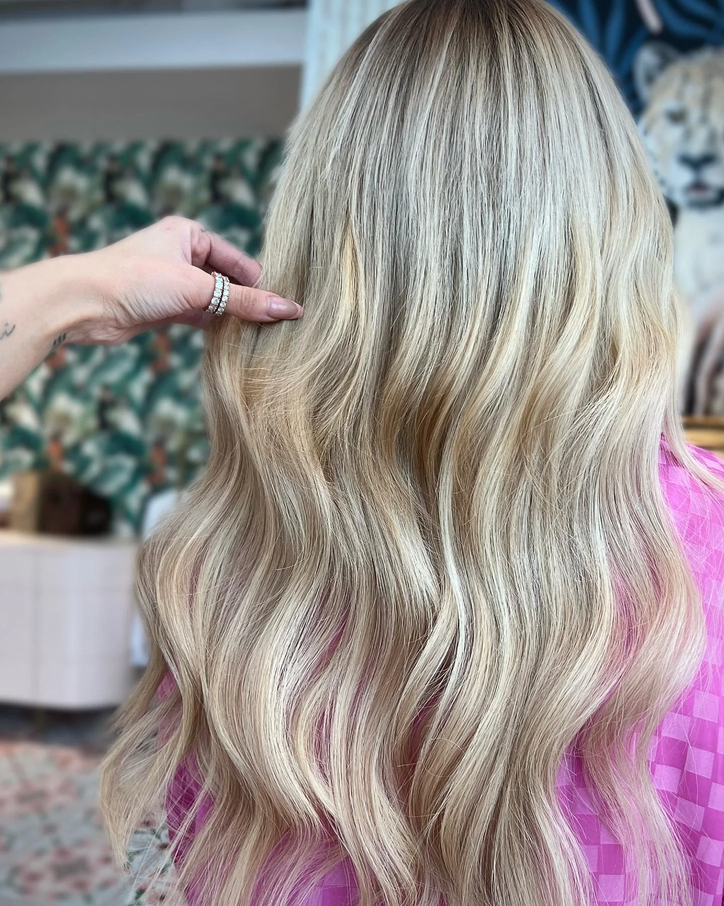 Talk about before &amp; after goals 👀🥵🧖🏼&zwj;♀️

From old 16&rdquo; extensions to luscious 20&rdquo; @uncroppedhair hand tied extensions 🤤💕 

#yyc #mardaloop #yychair #blonde #reels #explore  #transformation #calgary#beforeandafter #extensions 