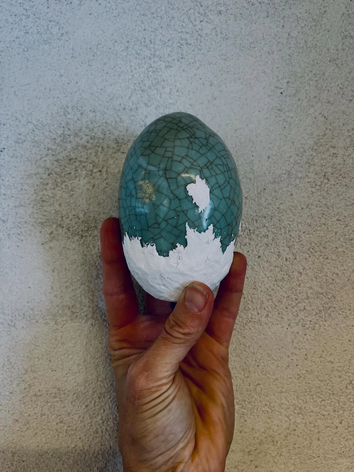 I had never imagined that my work with eggs and dreams would bring me so much pleasure. 

Came back to my kitchen in Denmark and an hour later the post man came by with a package from Taiwan. 

Inside was a big, beautiful, handmade egg and the sweete