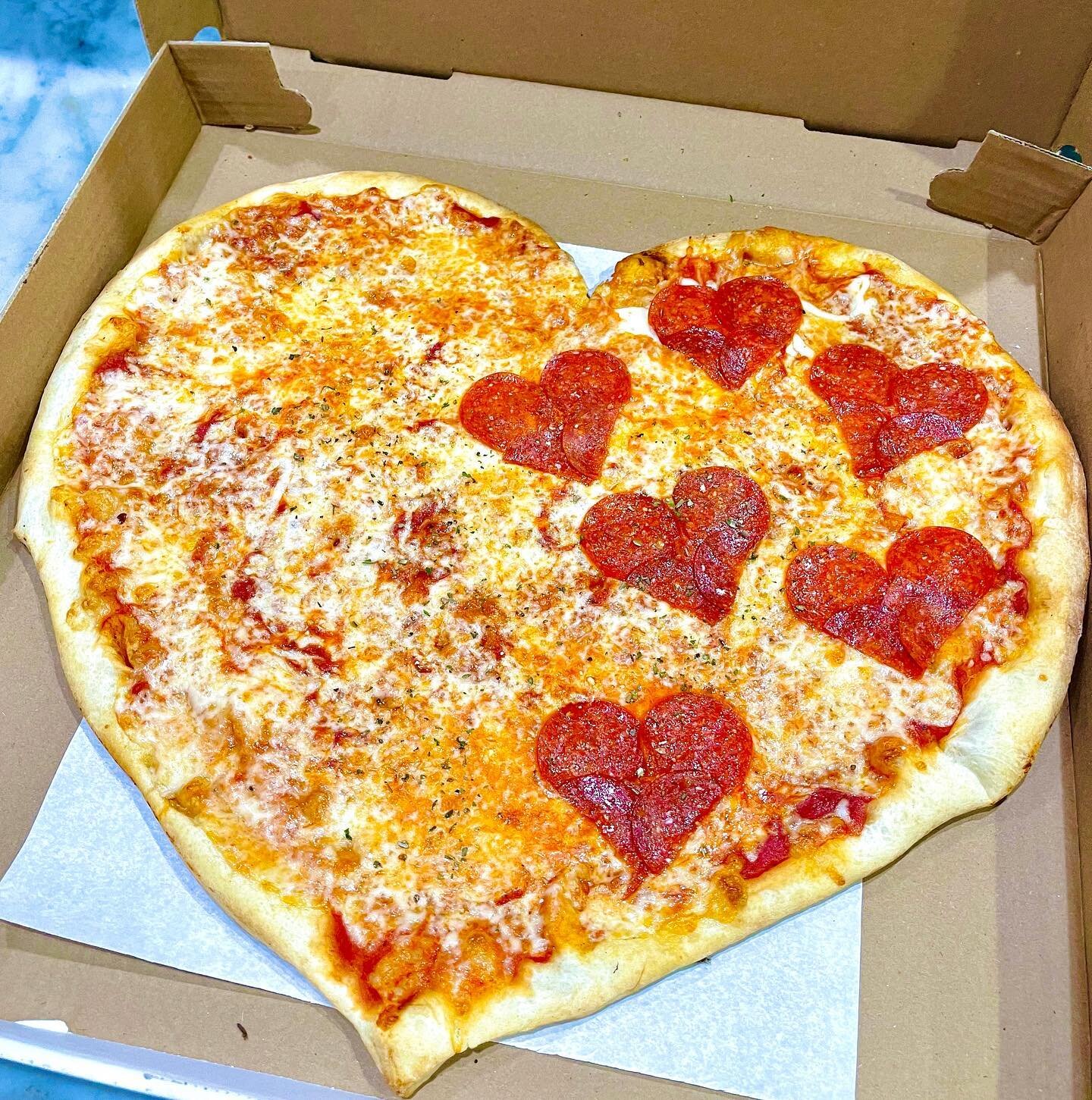 ❤️ 💕 Love is love 💕 ❤️ Happy Valentine&rsquo;s Day! 

#heartshapedpizza #magichands #valentinesday #love #valentinesday2021 #cmonnow #saladslice #veggies #vegetariansaresexy #pizzamadevegetarian
 #aegeawest #greekfood #bacon #swissburger #restauran