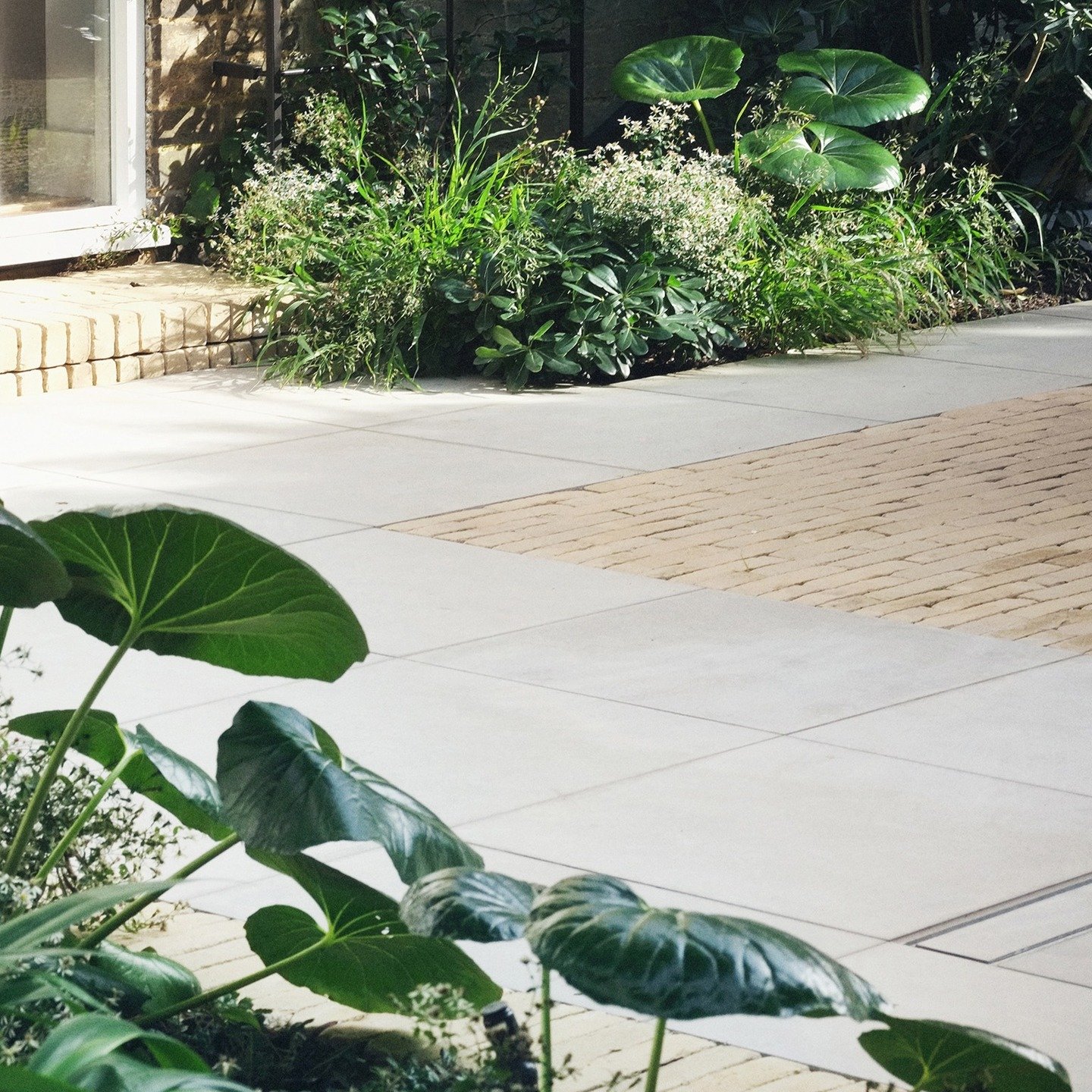 Carefully considered details create long lasting gardens.

#cambridgegardendesign #urbangarden #vandemoortel #lazenby #archiplants #provendernurseries #tkelandscaping #artisteelltd #catrionacaldwellstudio