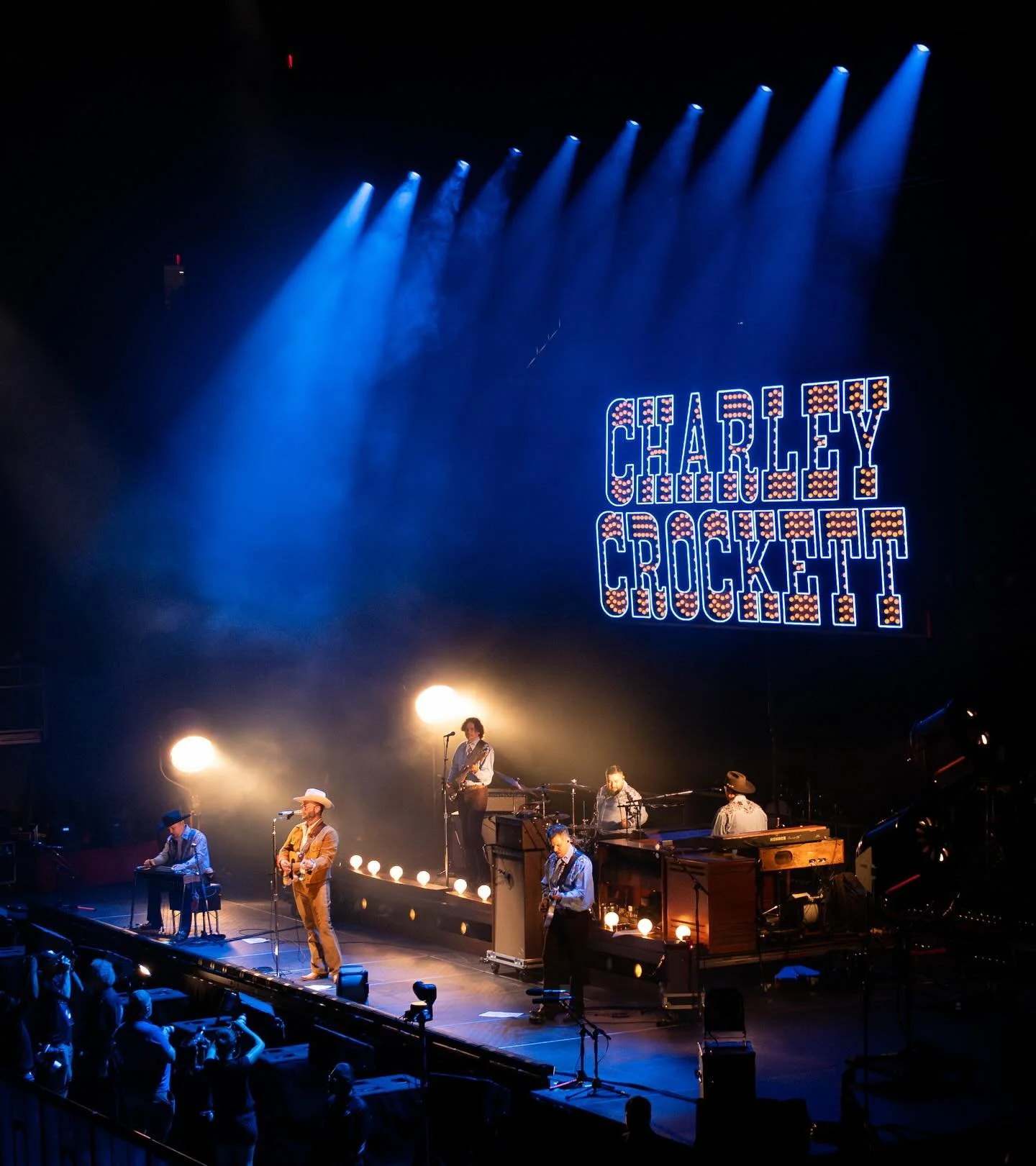 Sounded just like listening on @spotify &hellip; phenomenal show @charleycrockett 🤠

Thank you for an amazing birthday outing @jsova ❤️&zwj;🔥

📷 #leicaq2 

#livemusic #atx #moodycenter