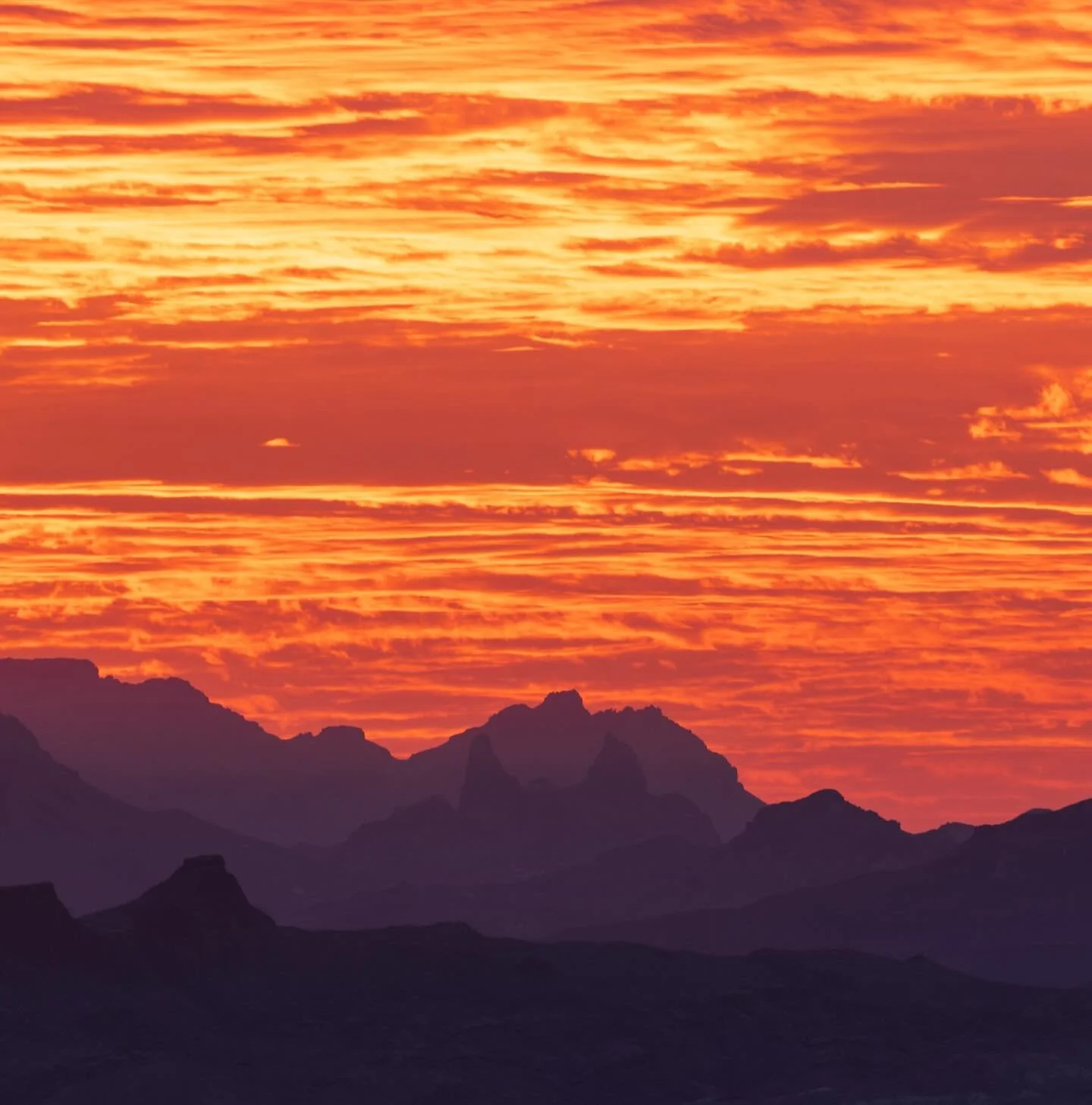 When the sky is on fire&hellip; 🔥 do you see mule ears amidst the layers 🫏 

#bigbendnationalpark #fire