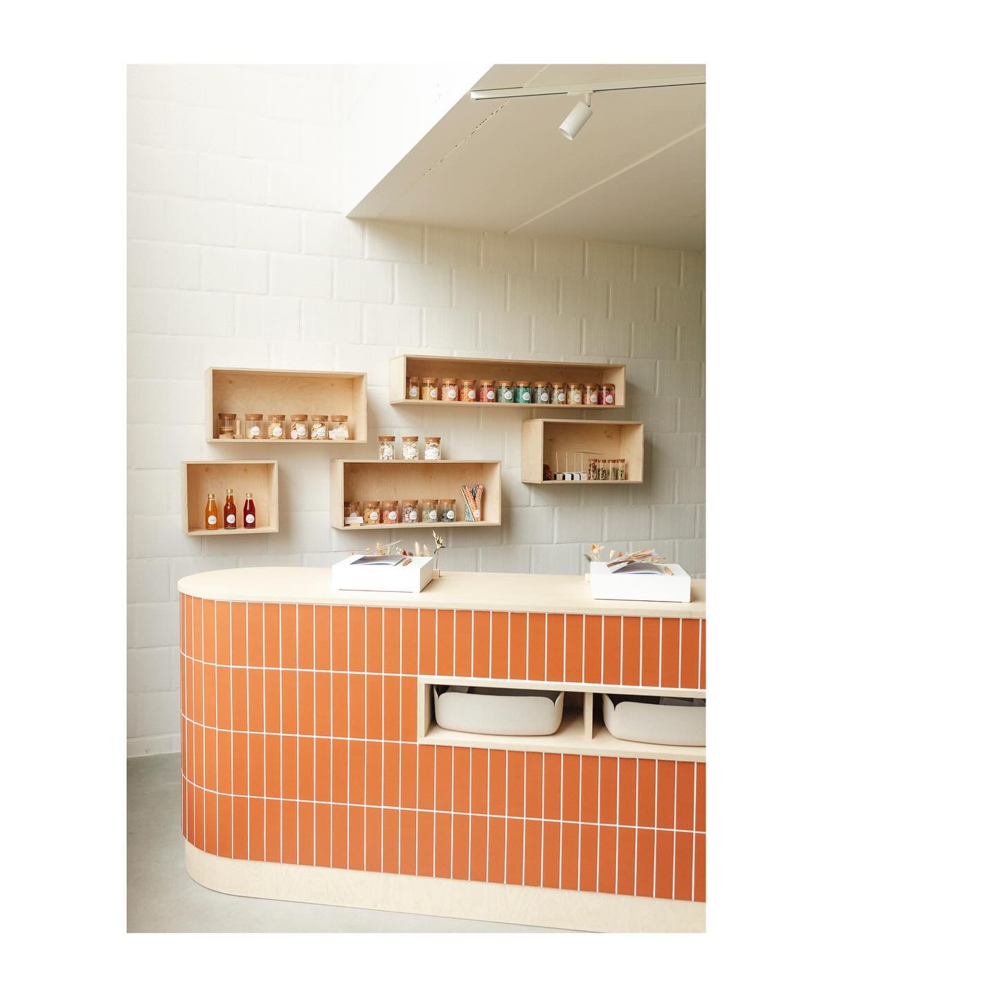 Wij mochten het inspiratieatelier van @festlab__ inrichten. Zachte kleuren werden gecombineerd met hun huiskleuren paars en terra. Op zoek naar bijzonder doopsuiker en geboortekaartjes? Je kan alles gaan bekijken en samenstellen en bespreken in hun a