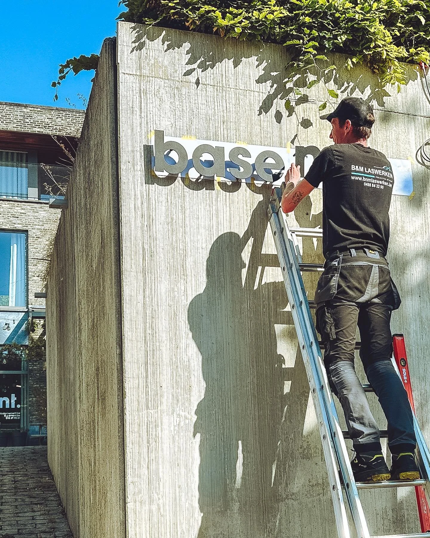 Vandaag kreeg het basement logo eindelijk zijn plaats aan de gevel! 
Perfecte timing met 22 graden en volle zon! ☀️
Vakwerk van @bnm_laswerken - bedankt voor de mooie afwerking!
#wearebasement #logo #gevel #vakwerk