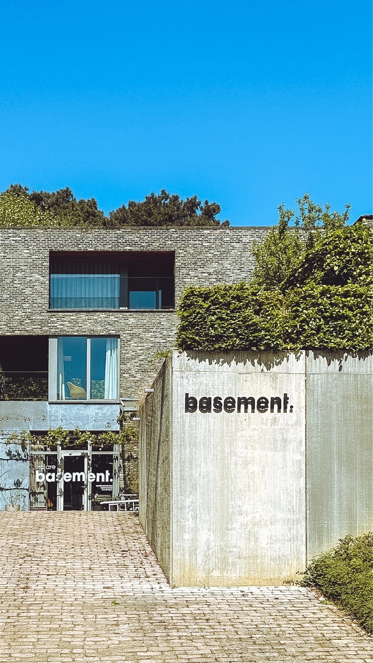 Voorgevel van kantoor basement