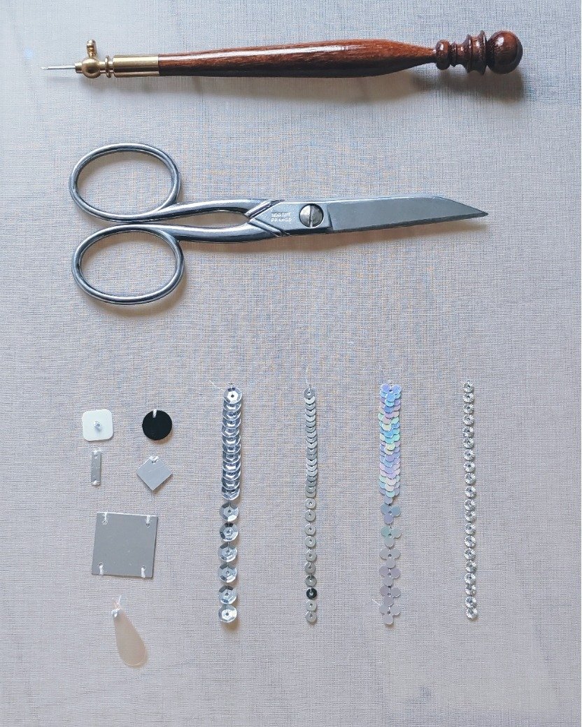 PAILLETTE, CUVETTE &amp; SEQUIN ⚪⚫

Aujourd&rsquo;hui, on va faire ENFIN faire la diff&eacute;rence entre les cuvettes, les paillettes et les sequins !

Je te vois toi qui appelles les paillettes et cuvettes = des sequins 👀 apr&egrave;s &ccedil;a tu