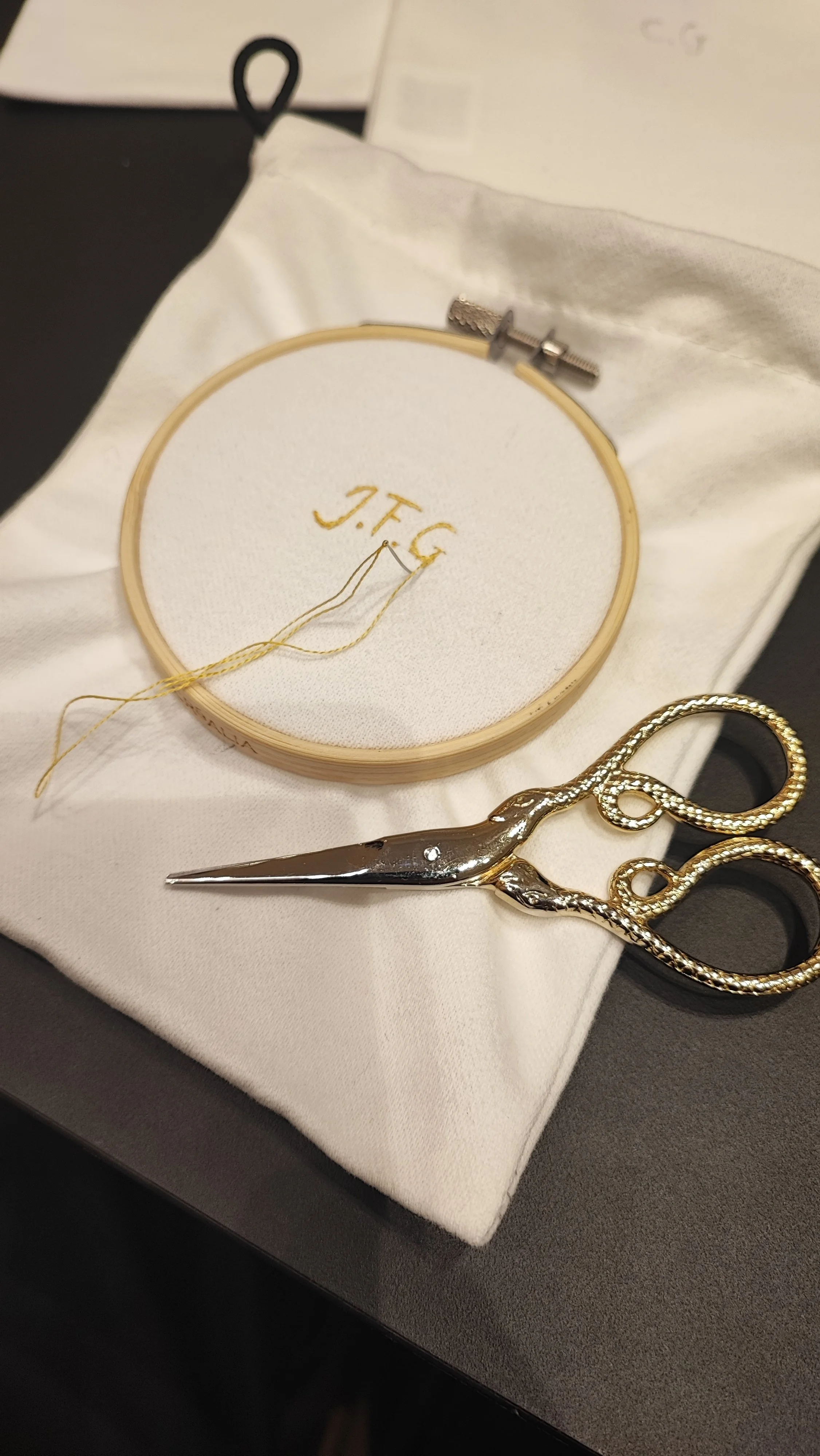 initiales brodées pochette acqua di parma