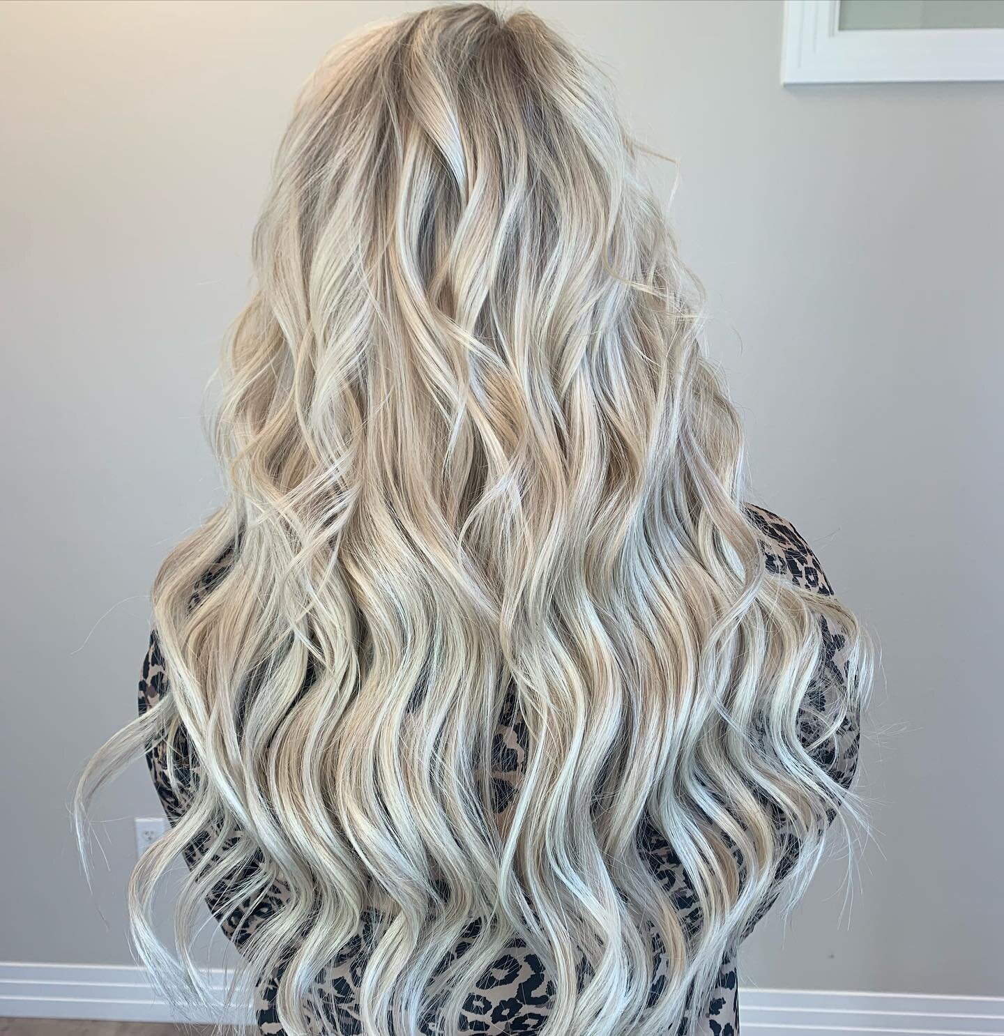 I love a good highlighted light blonde with flawless extensions to match.
.
.
If you have ever thought of trying extensions I recommend do. Do at least once in your life! It&rsquo;s kind of game changing 🫠
.
.
I offer two methods. This one is @invis