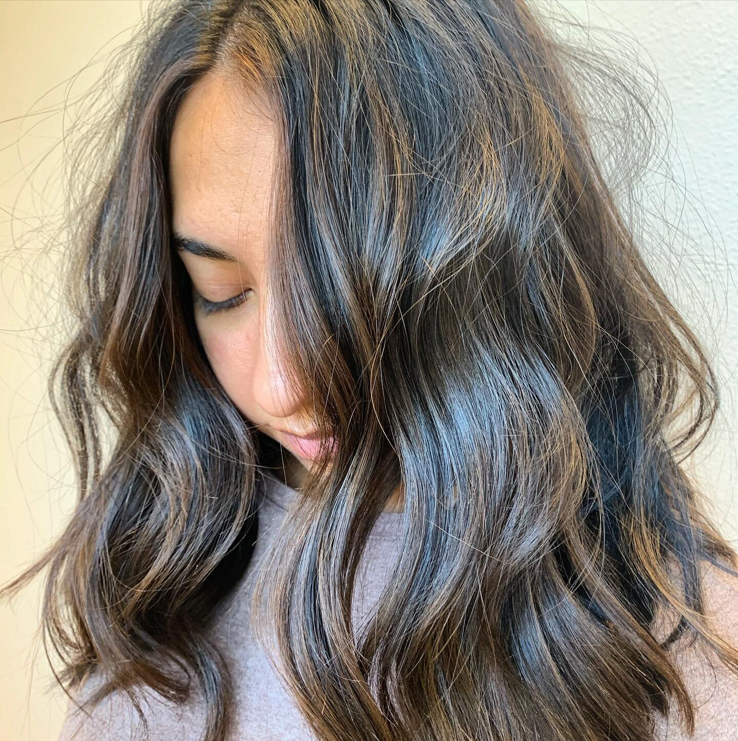 Adding dimension or highlights in hair doesn&rsquo;t mean it has to be blonde. 
.
. 
This rich brunette got sparkles of light brown for a low maintenance sophisticated look✨
.
.
Info@rosamercedesbeauty.com