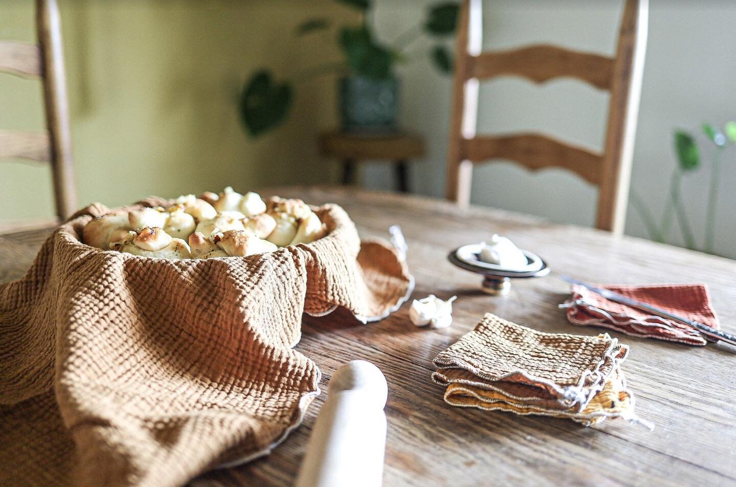 The Fall Kitchen Bundle 🧡🍂 This lovely bunch includes 1 Mezzo cloth (perfect as a kitchen towel or bread basket liner) and 3 Bitty cloths (these versatile cloths can be used as napkins, paper towels, coasters...you name it!)

Head on over to our we