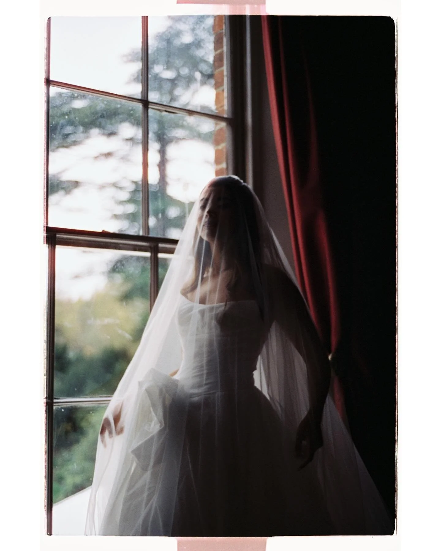 Yesterday I spent the day soaking up all the autumnal vibes at an absolutely incredible @milesofgrain all-film education day at Garthmyl Hall. Stunning styling, just the loveliest people and I have definitely developed a new obsession with Candido fi