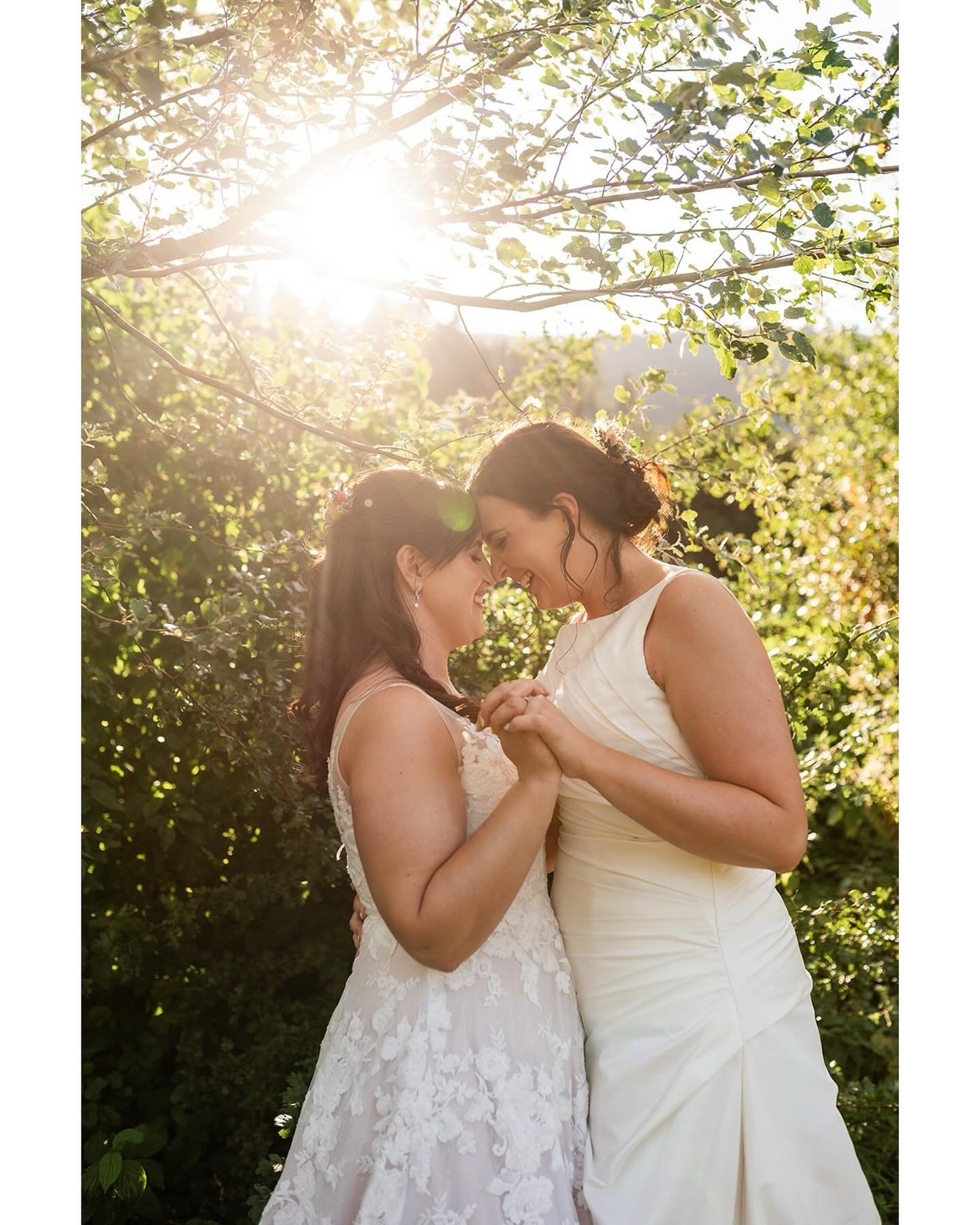 As if getting married in the Welsh mountains wasn&rsquo;t already cool enough, imagine also getting THIS SUNSET 🌅 

Just the lushest day for Kirstie and Charlotte at Nant Y Walch Barn in August with colourful styling, live illustration, a surprise s