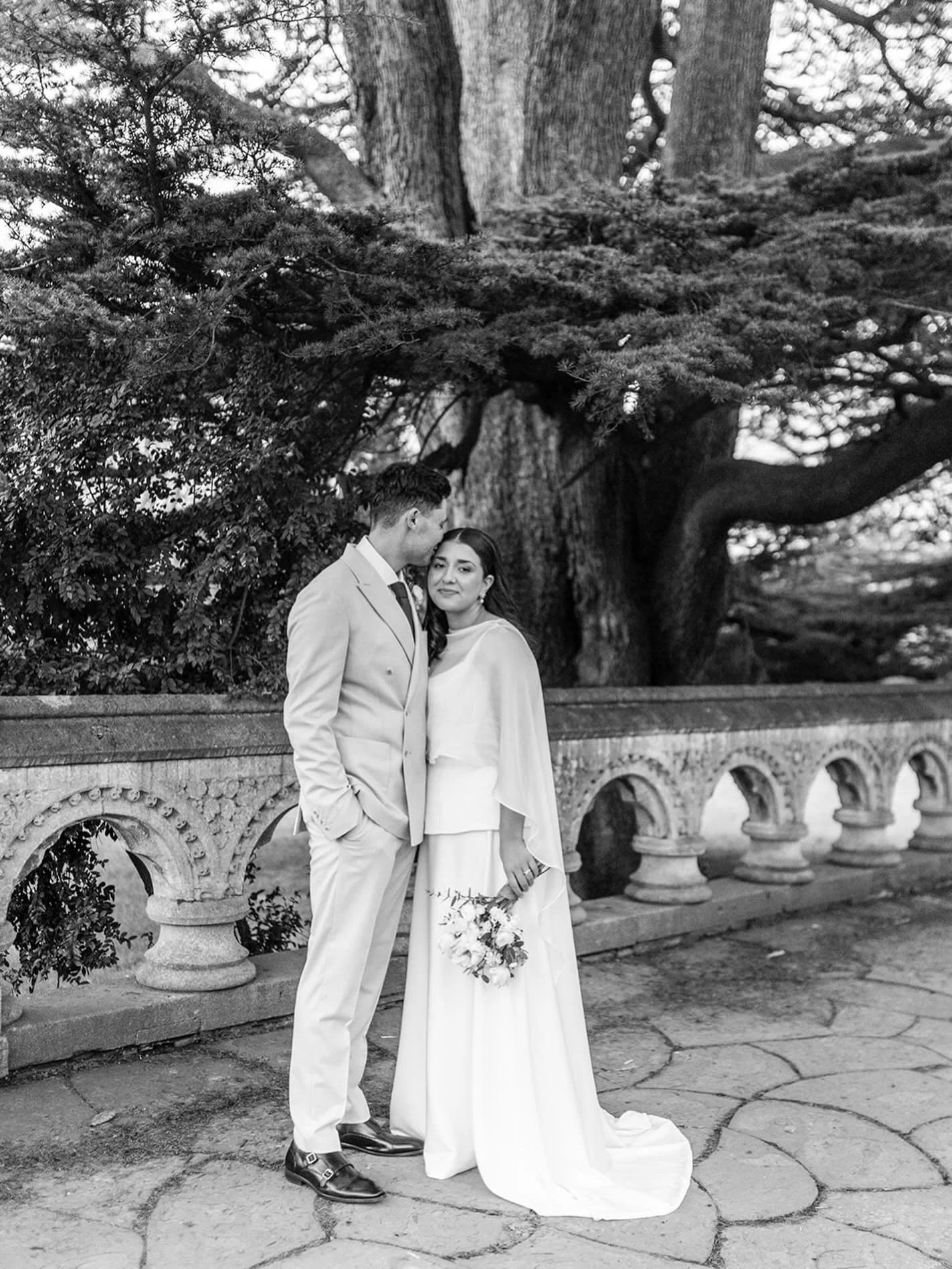 Just Cardiff looking more like Italy for Hanaa and Deelan earlier this spring in the lushest corner of the Insole Court gardens 🌿