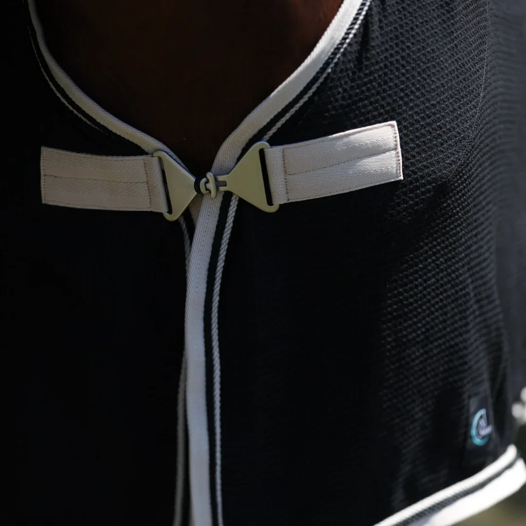 honeycombblack-beige_frontbuckle.webp