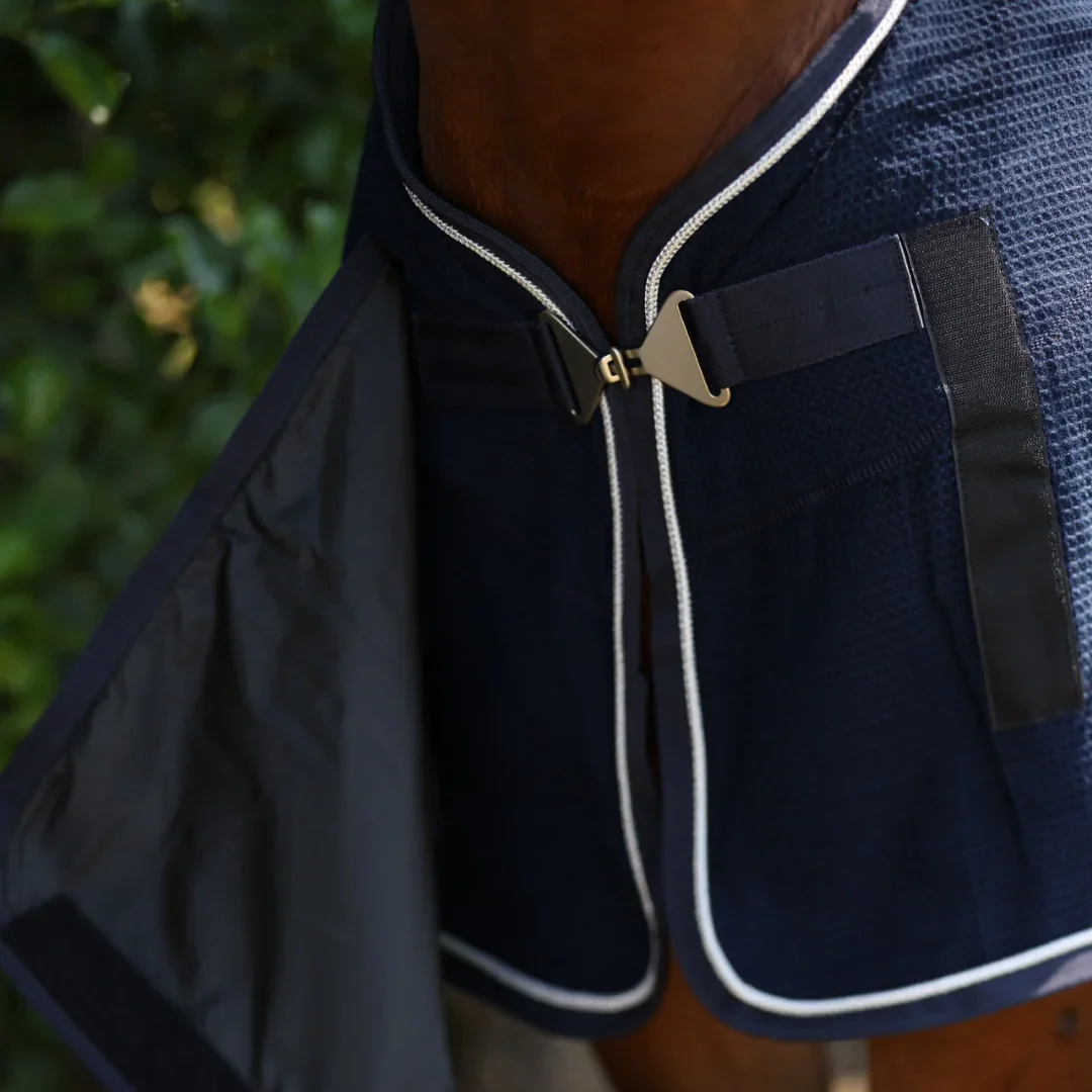 honeycomb_publicity_navy-silver_front_buckle.webp
