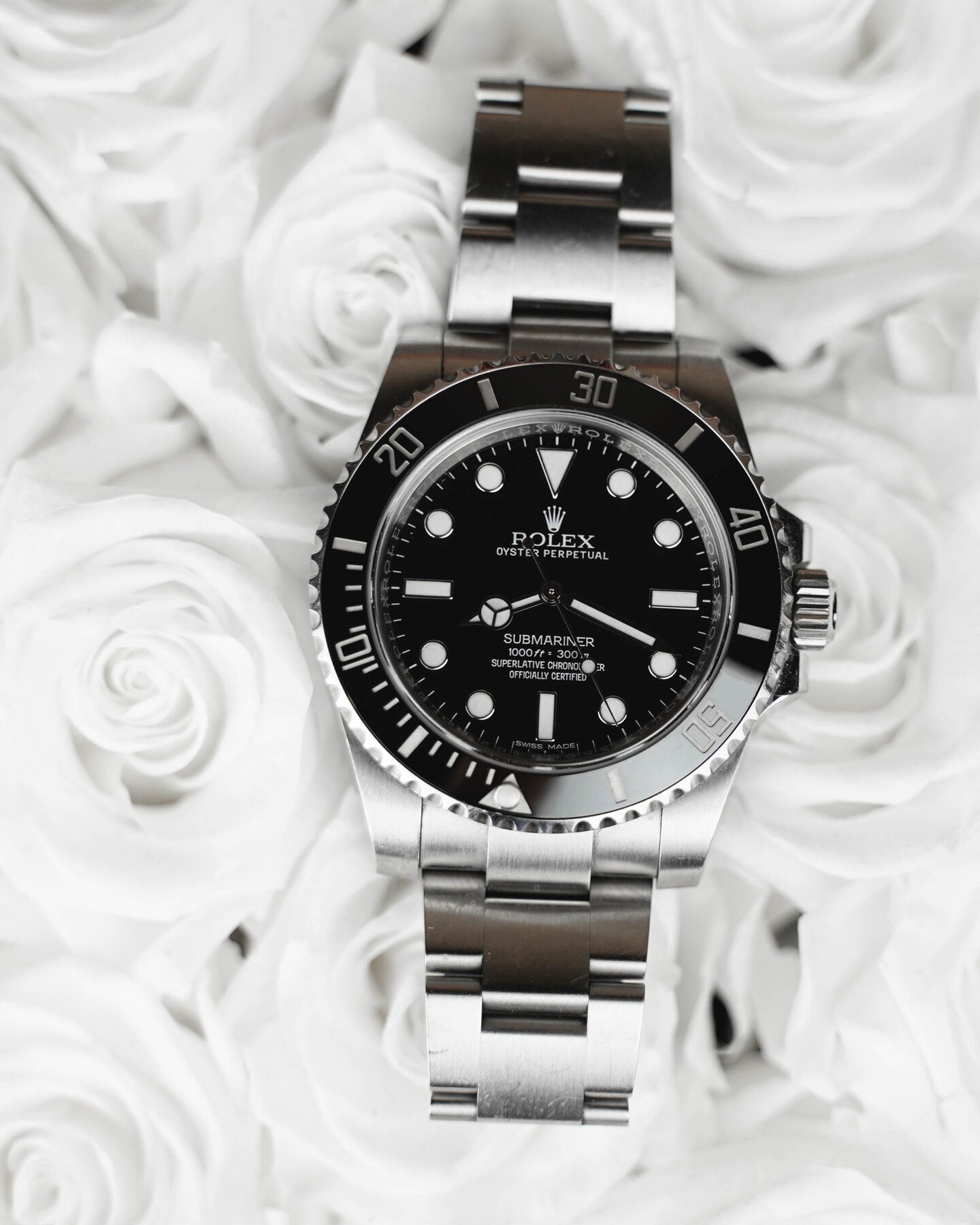 A box of roses for her. A Rolex submariner for him. How was your Valentine's Day?

Perpetual roses available while supplies last.

Link in bio.