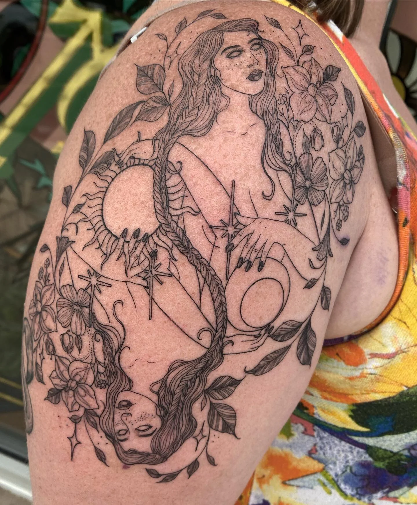 ♊️ 

#tattoo #tattoos #lineworktattoo #geminitwins #geminitattoo #sunandmoon #sunandmoontattoo #eggplantflowers #floral #dainty
