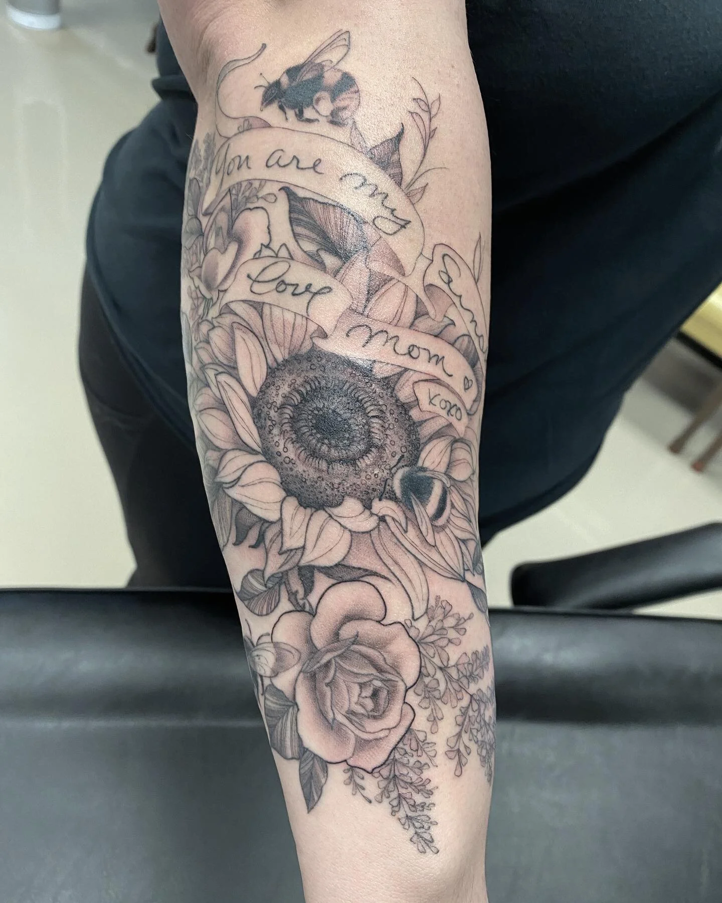 Little bee boiz 🐝 🌻 and flowers for Mom! 

#tattoo #tattoos #beetattoo #sunflowertattoo #sunflower #roses #rosetattoo #pretty #dainty #daintytattoo #blackandgrey #lineworktattoo #illinoistattooartist #mossandmarrowtattoo